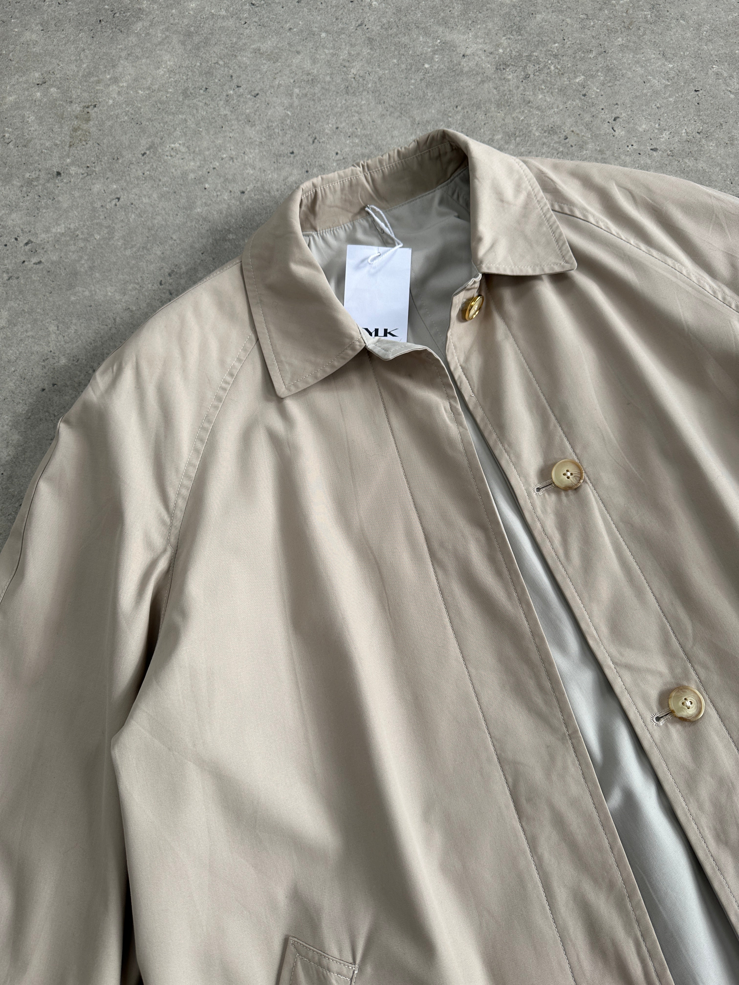 Vintage showerproof reversible trench coat in size M, featuring classic design and durable fabric, suitable for rainy weather.