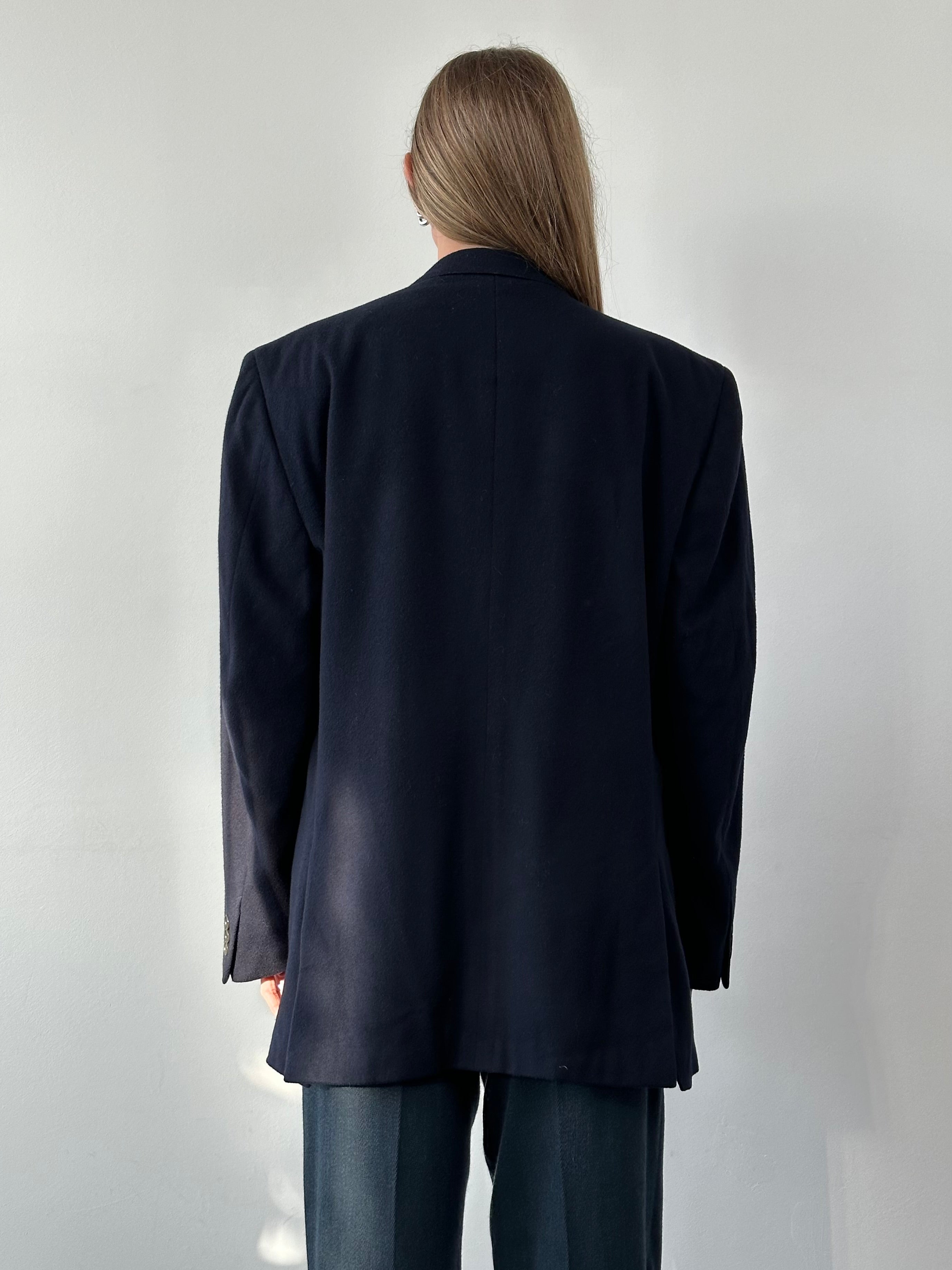 Aquascutum brushed wool cashmere single-breasted blazer in size 46R/XXL, featuring a classic tailored fit and elegant design.