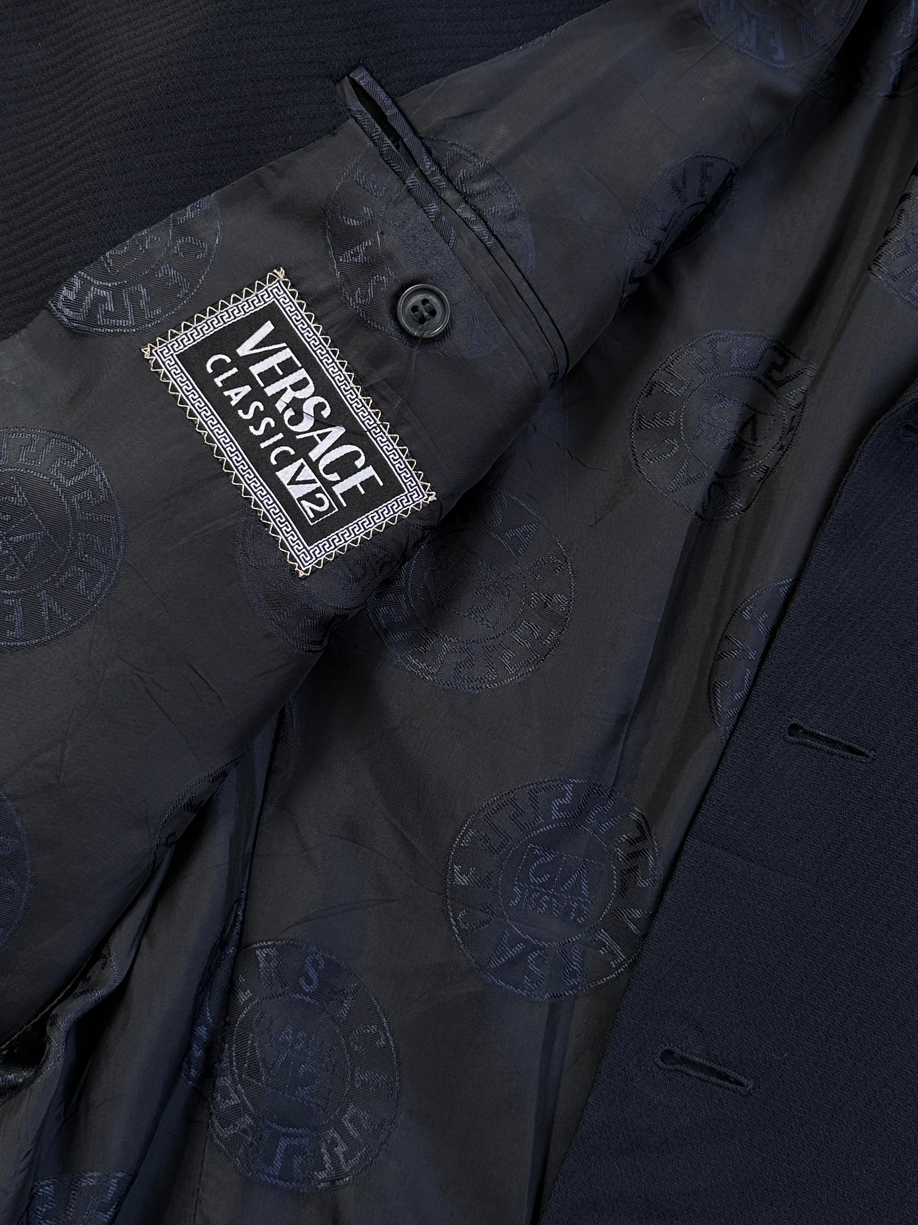Versace Classic V2 1990s bespoke single-breasted blazer in size 42R/XL, featuring a tailored fit and elegant design.