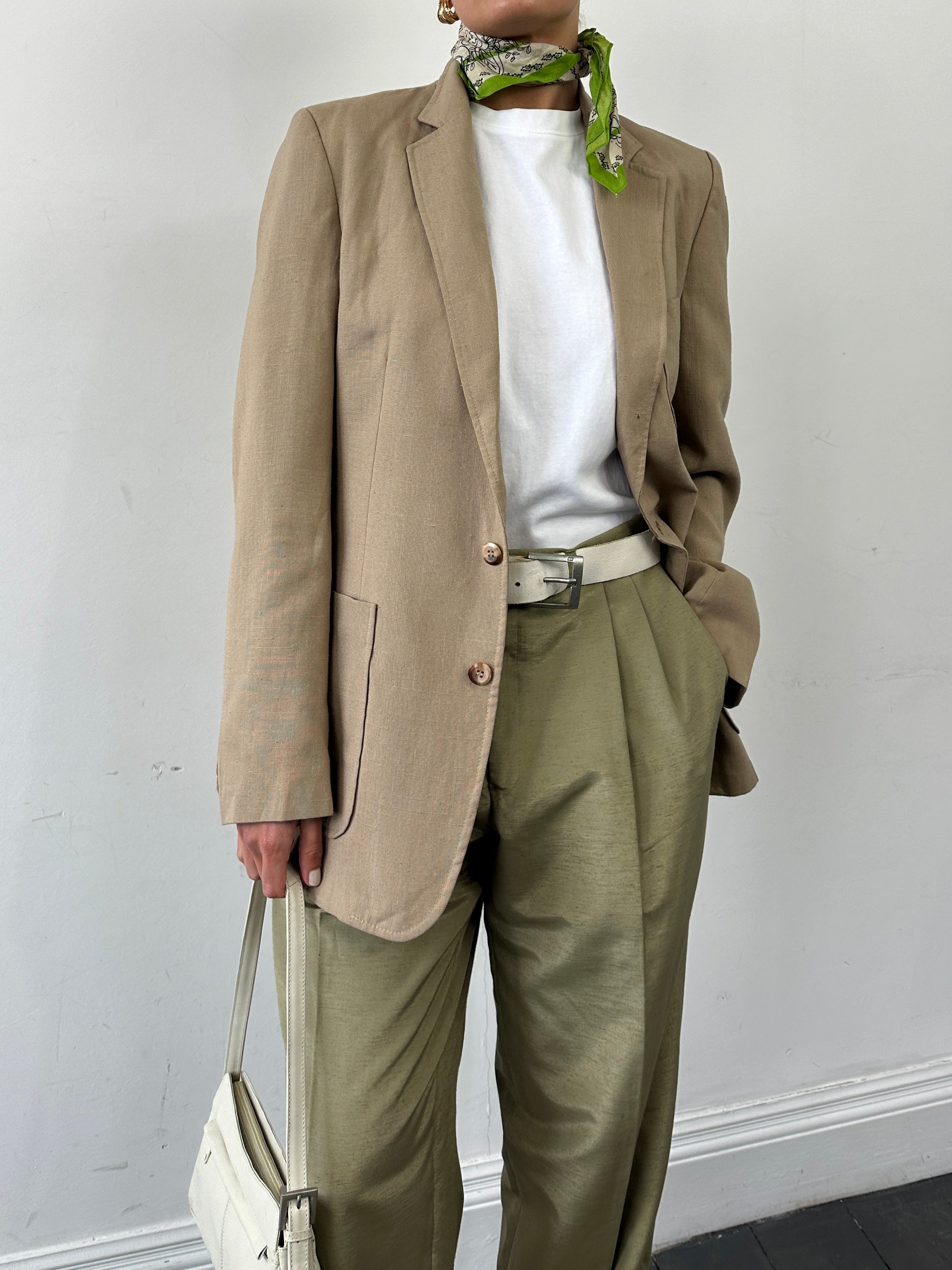Vintage linen single-breasted blazer in size M, tailored fit with classic lapels and textured fabric, stylish and lightweight.