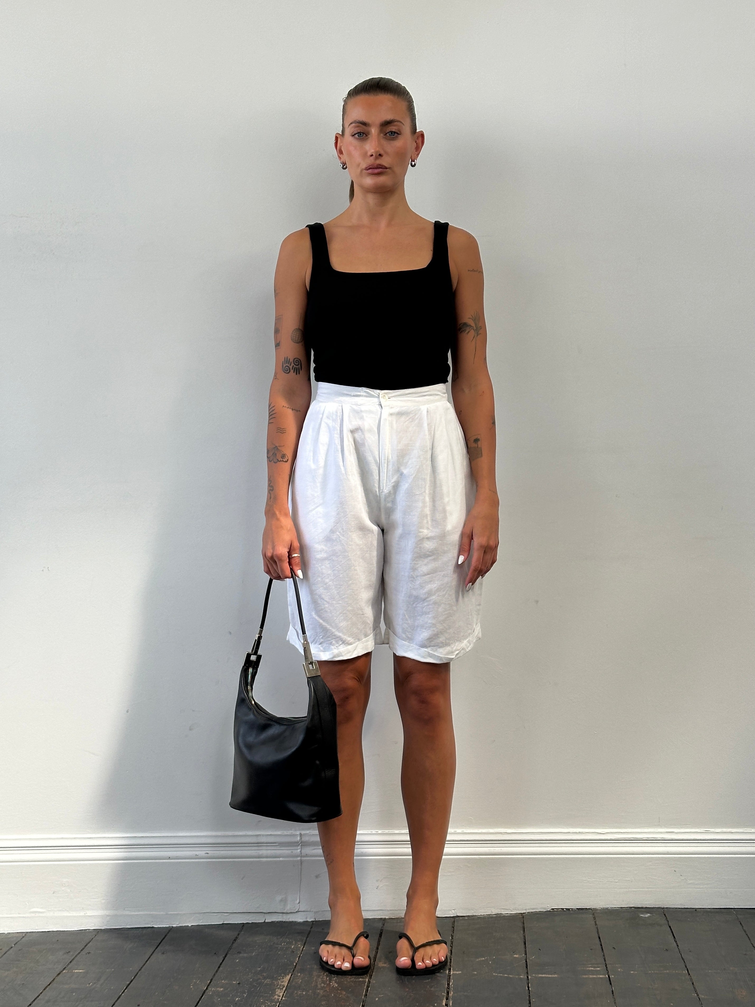 Vintage linen pleated high-waisted Bermuda shorts in wide fit, featuring a vintage style and W24 size, shown in the image.
