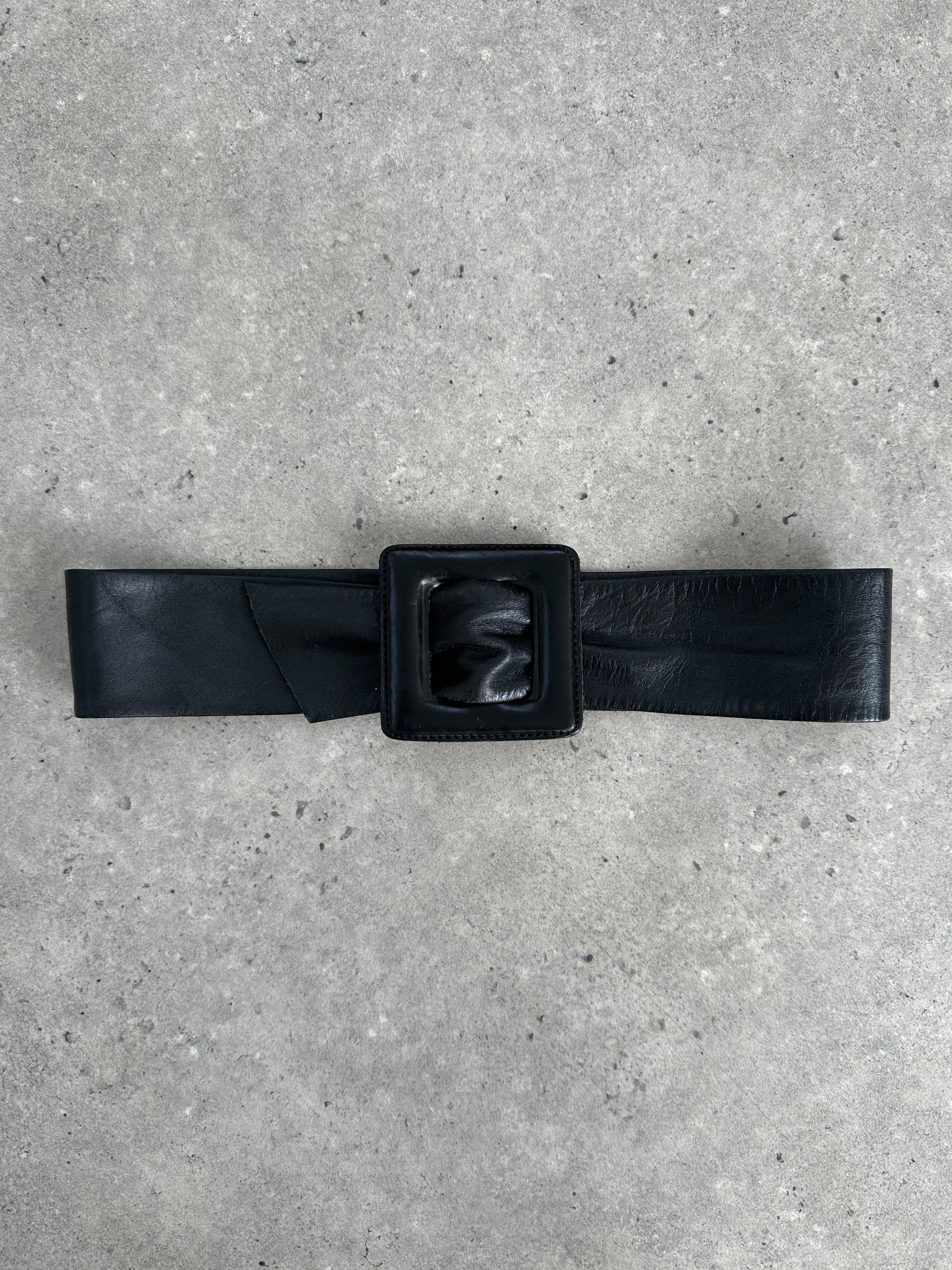 Vintage 1990s square leather belt in XS-S size, featuring classic design and durable leather craftsmanship.