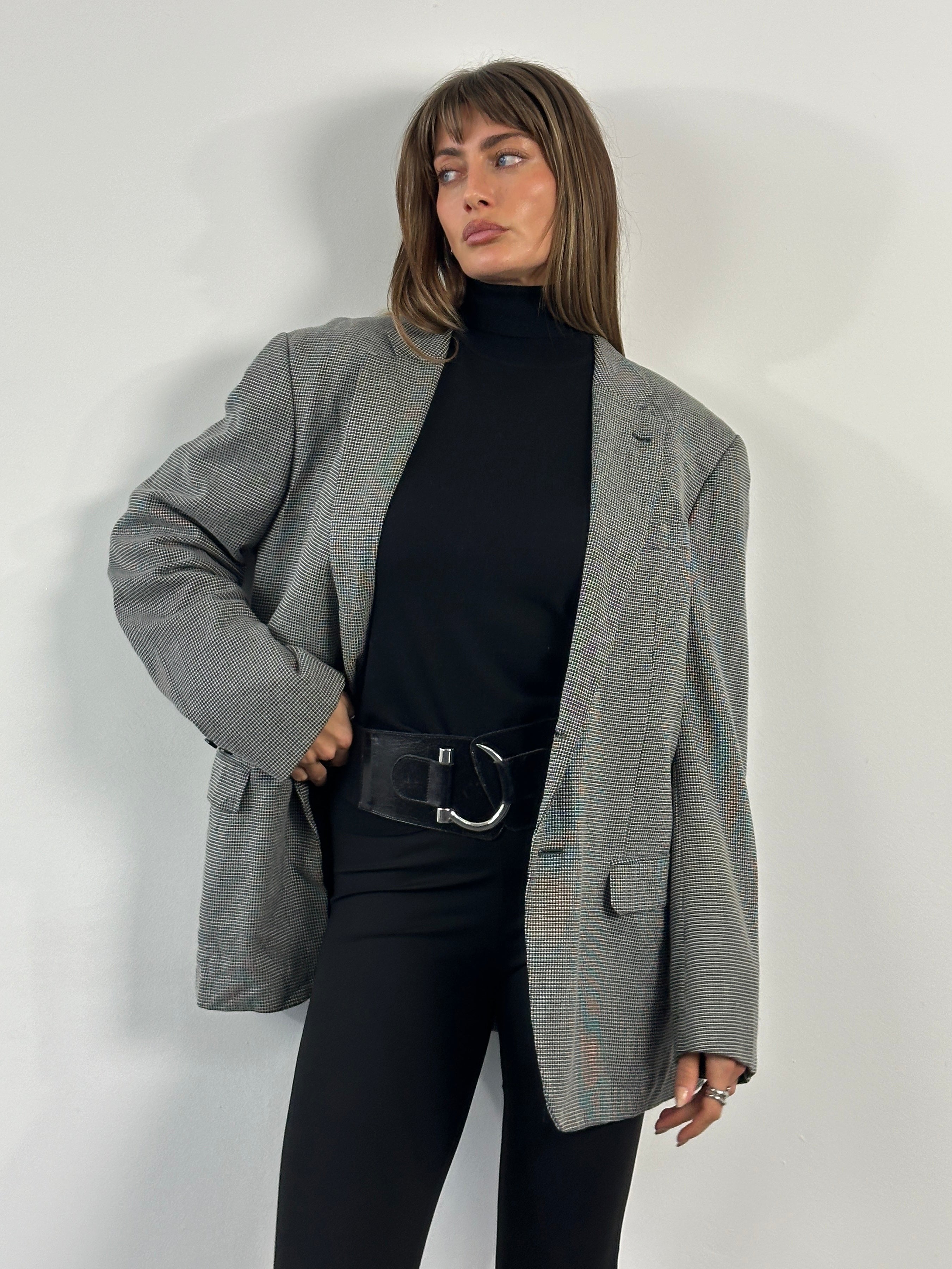 Armani Collezioni 2000s wool single-breasted blazer in size 42R/XL, dark tailored blazer with classic lapel.