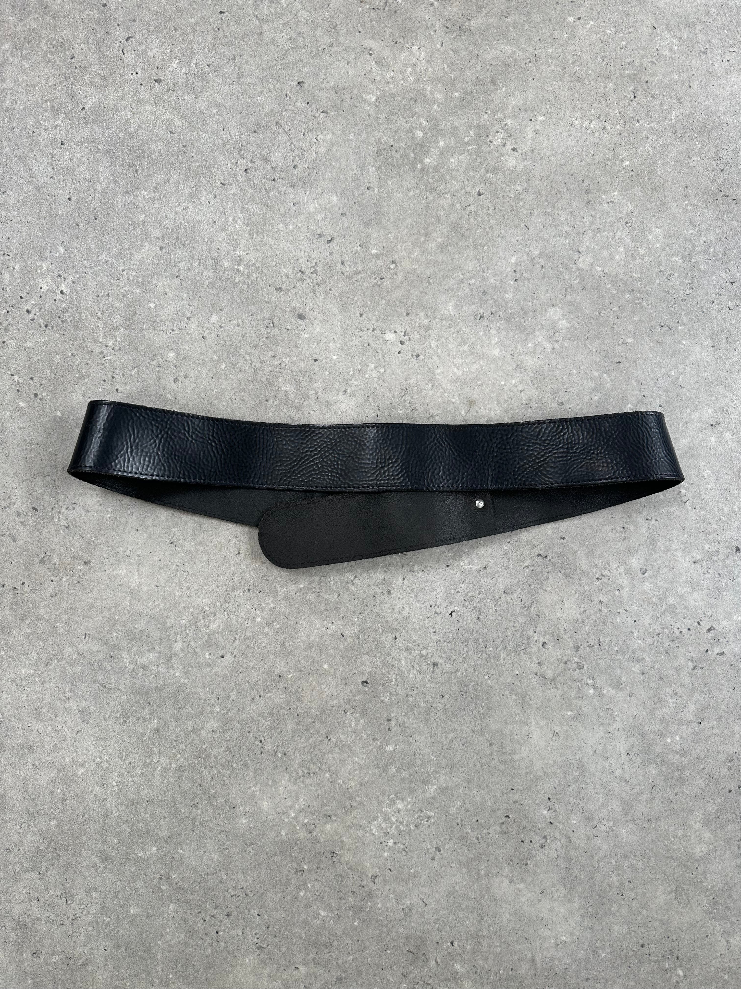 Vintage 1990s sculptural leather chunky belt with wide W36-38 inches, featuring bold textured design and vintage craftsmanship.