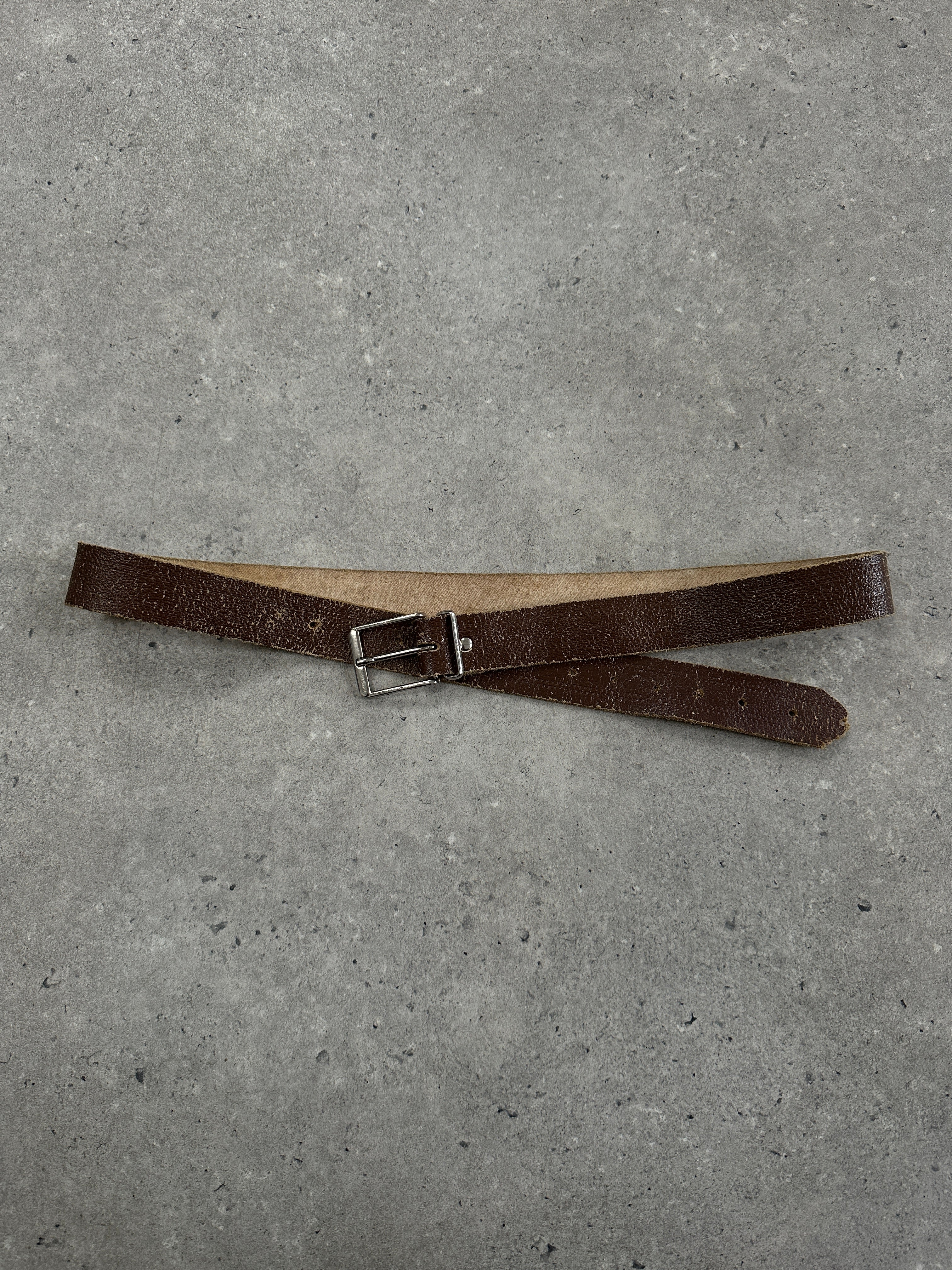 Vintage distressed slim leather belt with worn finish, size W31-40, featuring classic vintage style and sleek design.