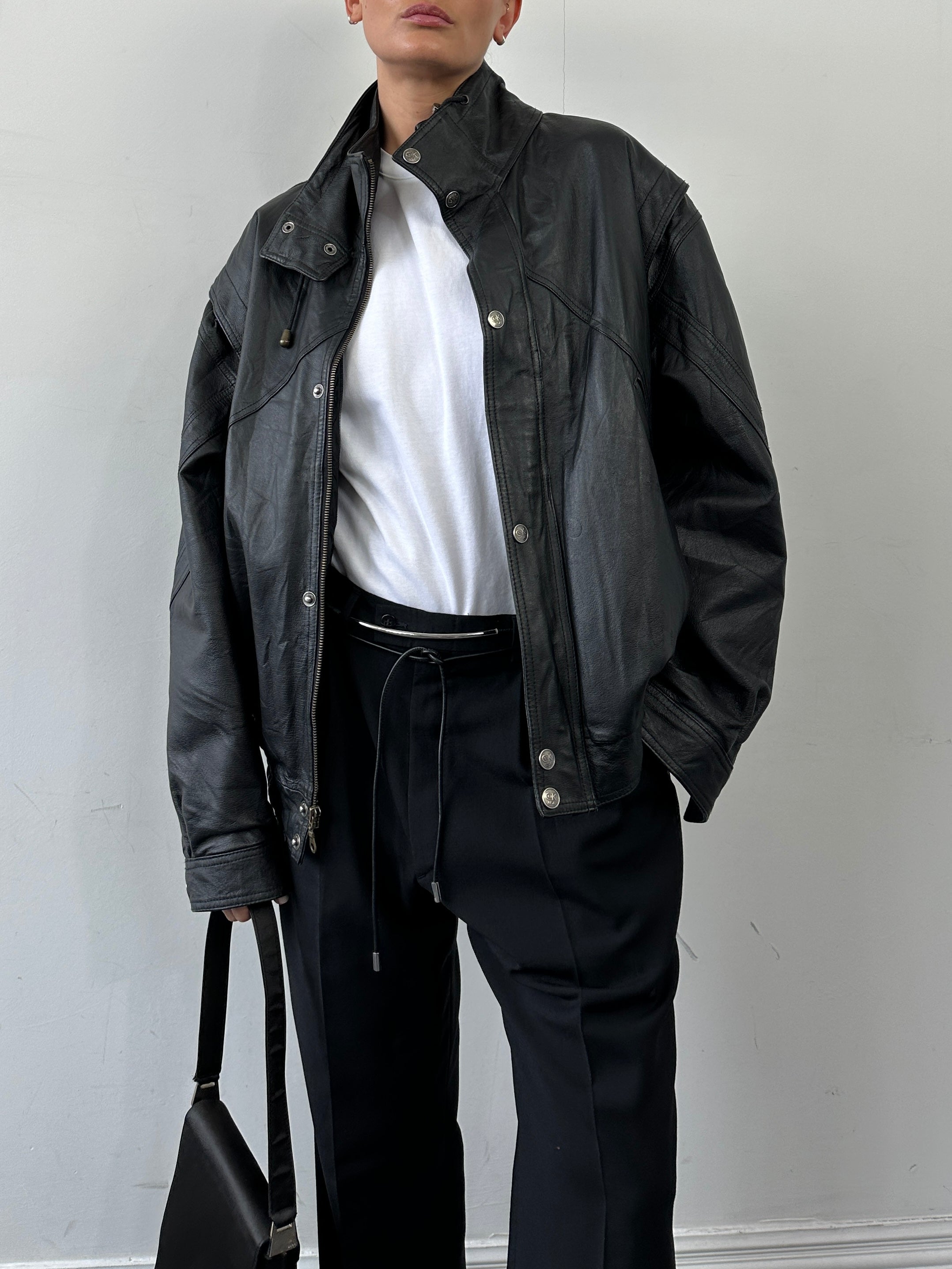 Vintage leather bomber jacket with funnel neck in size L, featuring classic design and smooth leather material.