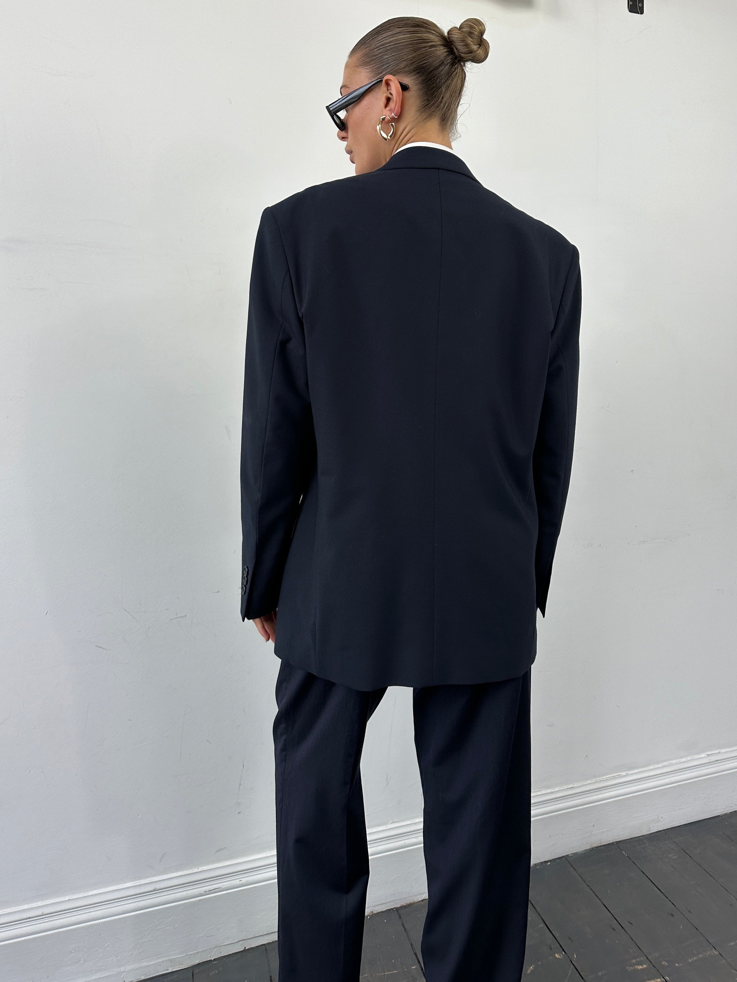 Vintage Virgin Wool Single Breasted Blazer in size 40R/L, tailored fit, dark color, with notch lapels and classic style.