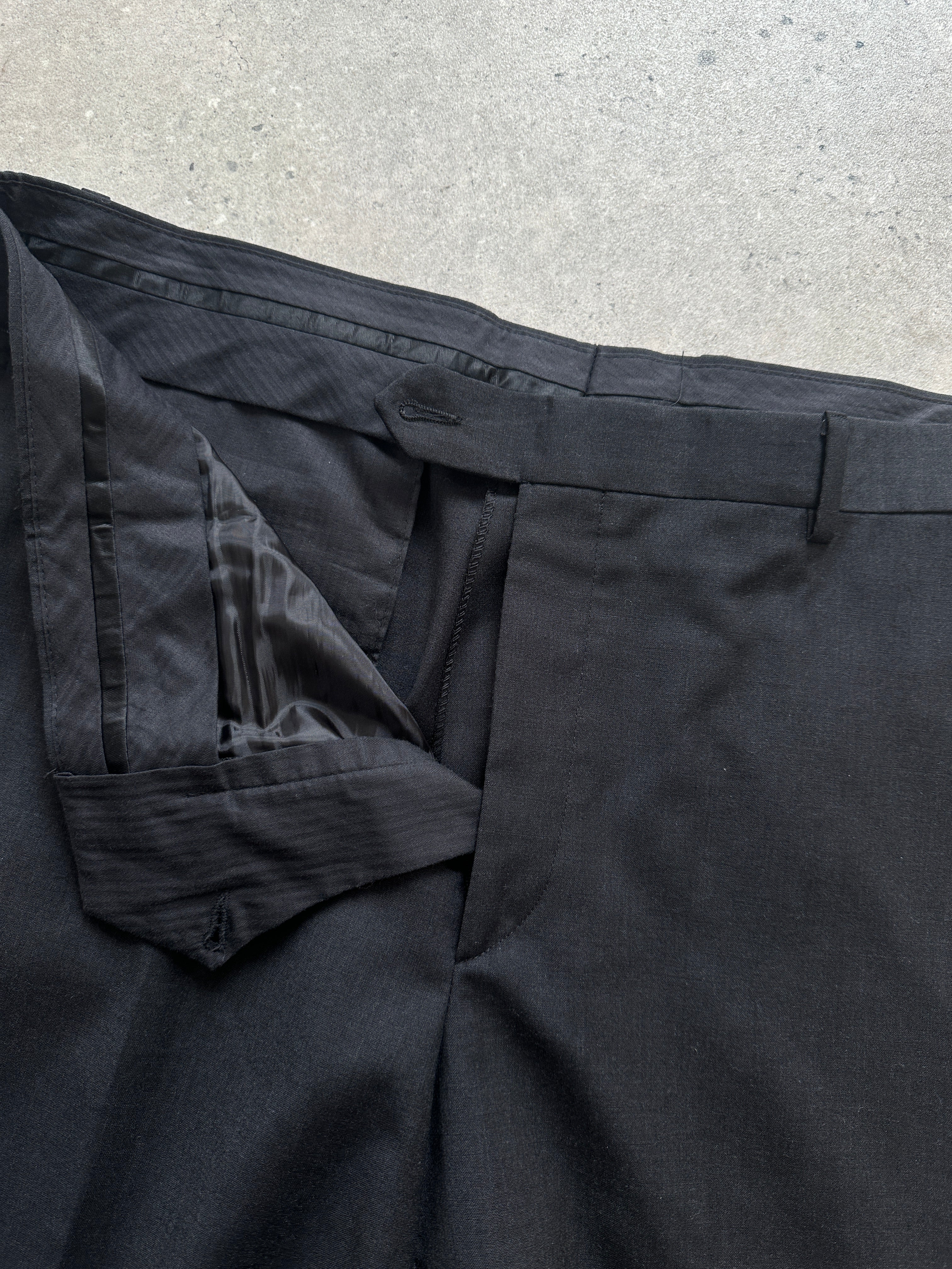 Vintage wool straight-leg tailored trousers in size W34, featuring classic design and clean stitching for a timeless look.