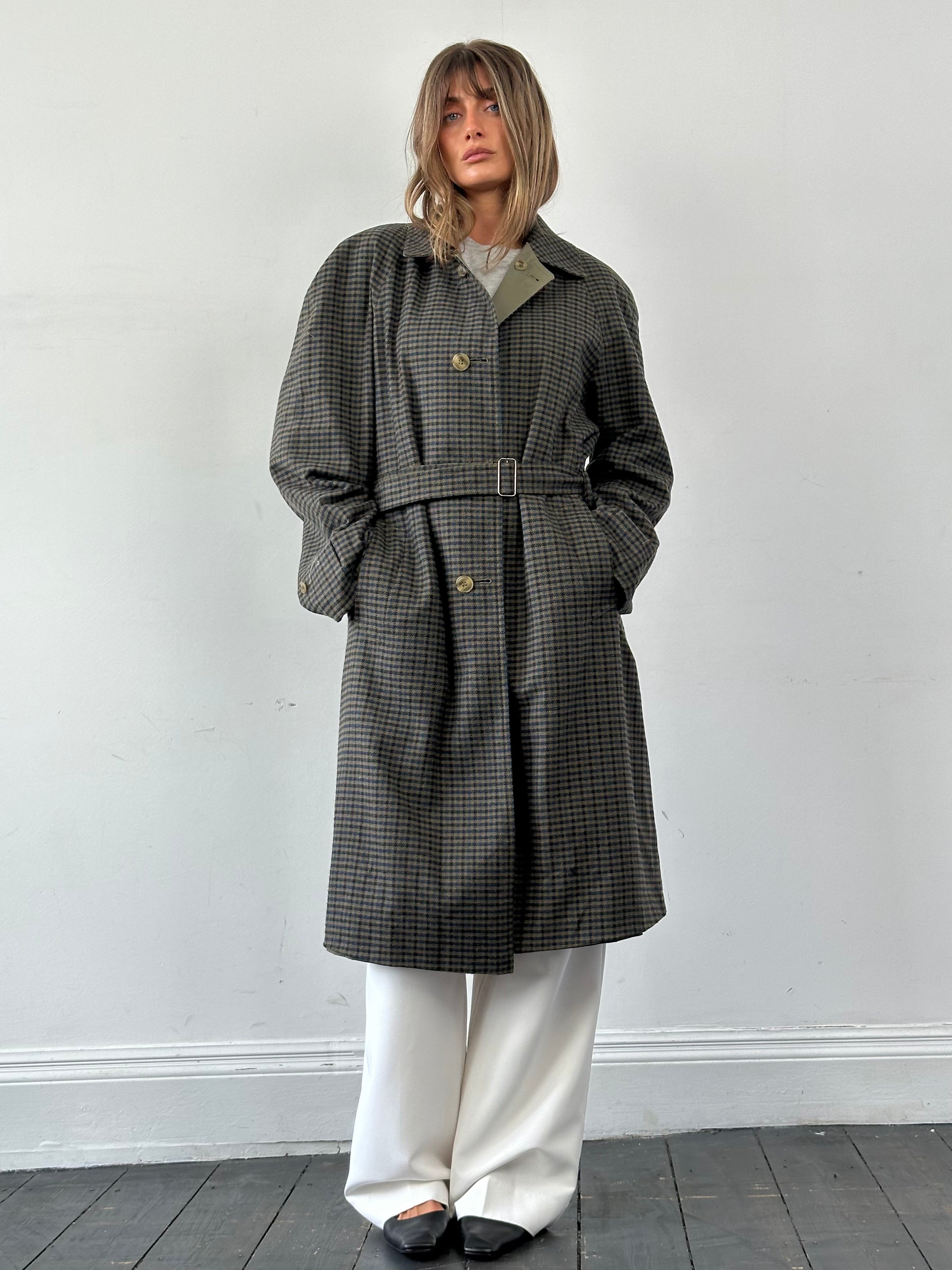 Vintage reversible wool trench coat with belt, oversized XL style, featuring classic design and cozy fabric.