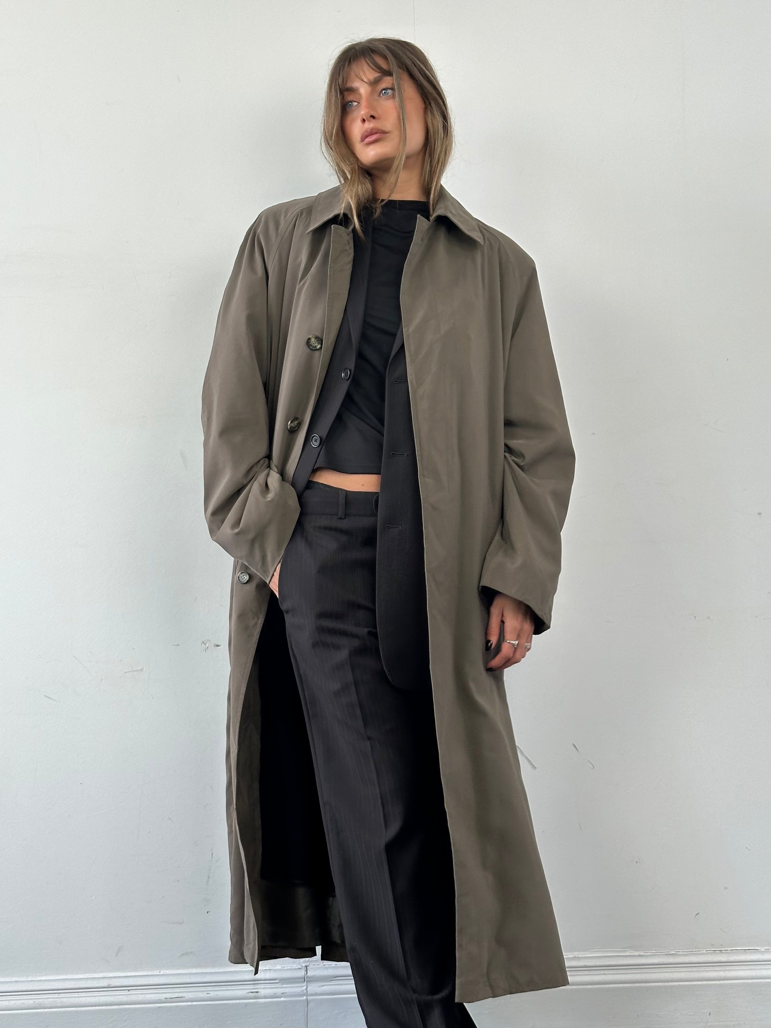 Oversized Ralph Lauren Chaps trench coat in XXL, beige waterproof coat with classic collar and belted waist, front pockets, and button details.