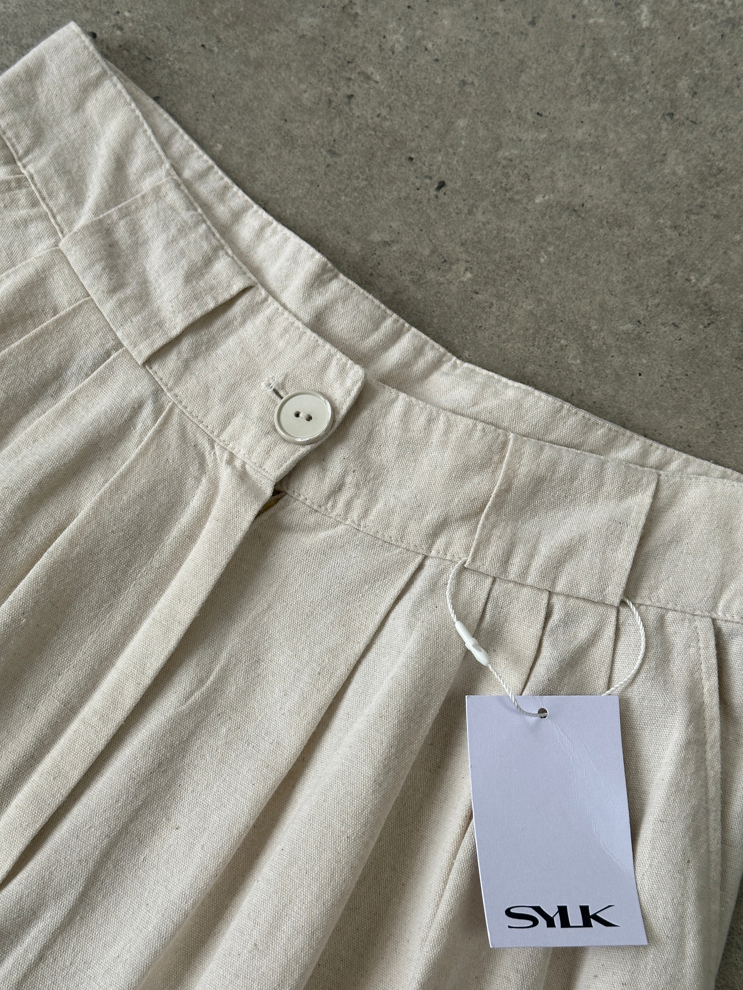Vintage cotton linen pleated high-waisted trousers in size W26, showcasing a relaxed fit and classic vintage style.