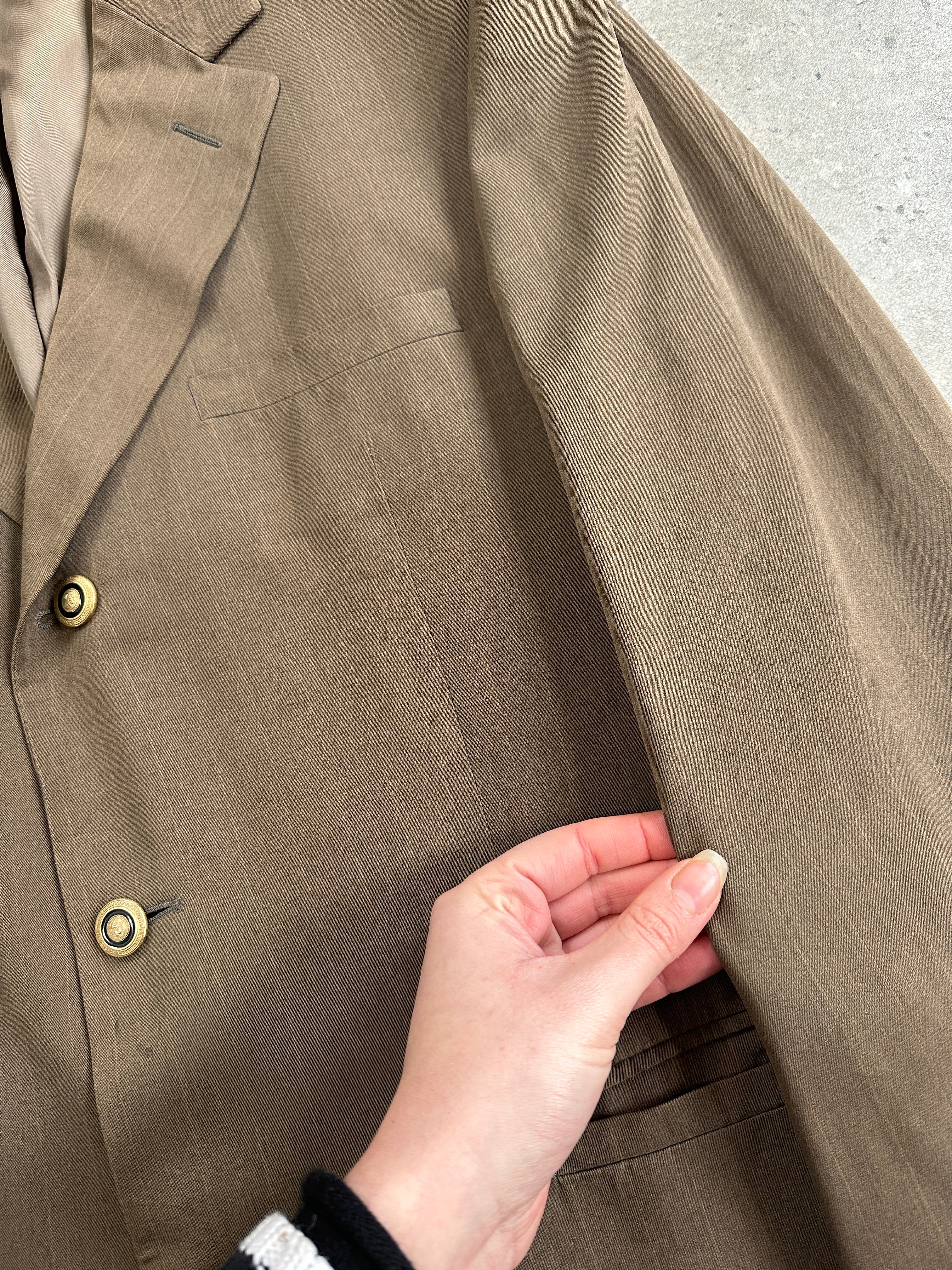 Versace Classic V2 1990s bespoke single-breasted blazer in 42R/XL, tailored with structured lapels and premium fabric details.