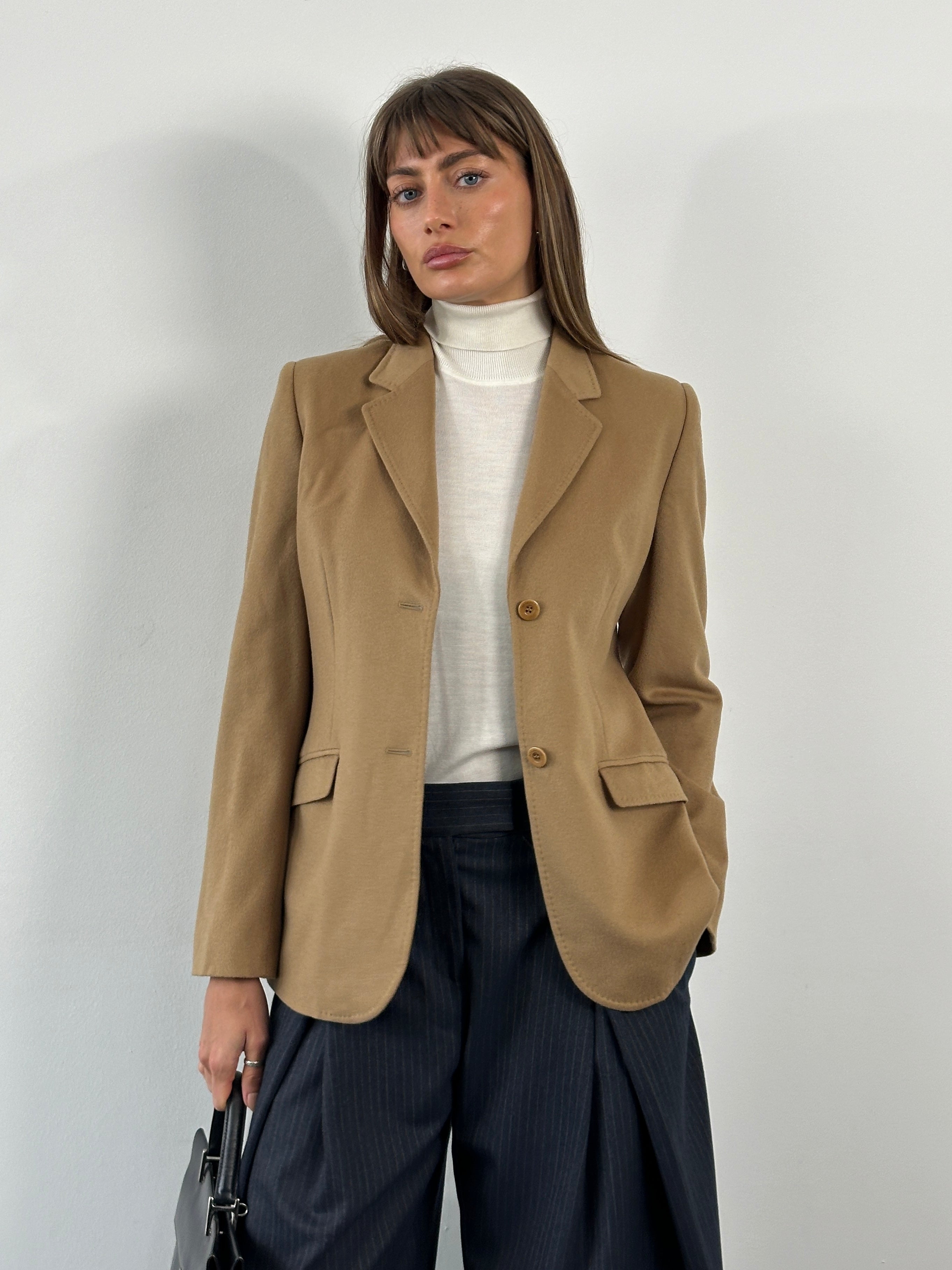 Burberry 2000s brushed pure wool single-breasted blazer in S/M displayed on a mannequin. Classic tailored design with a structured fit.