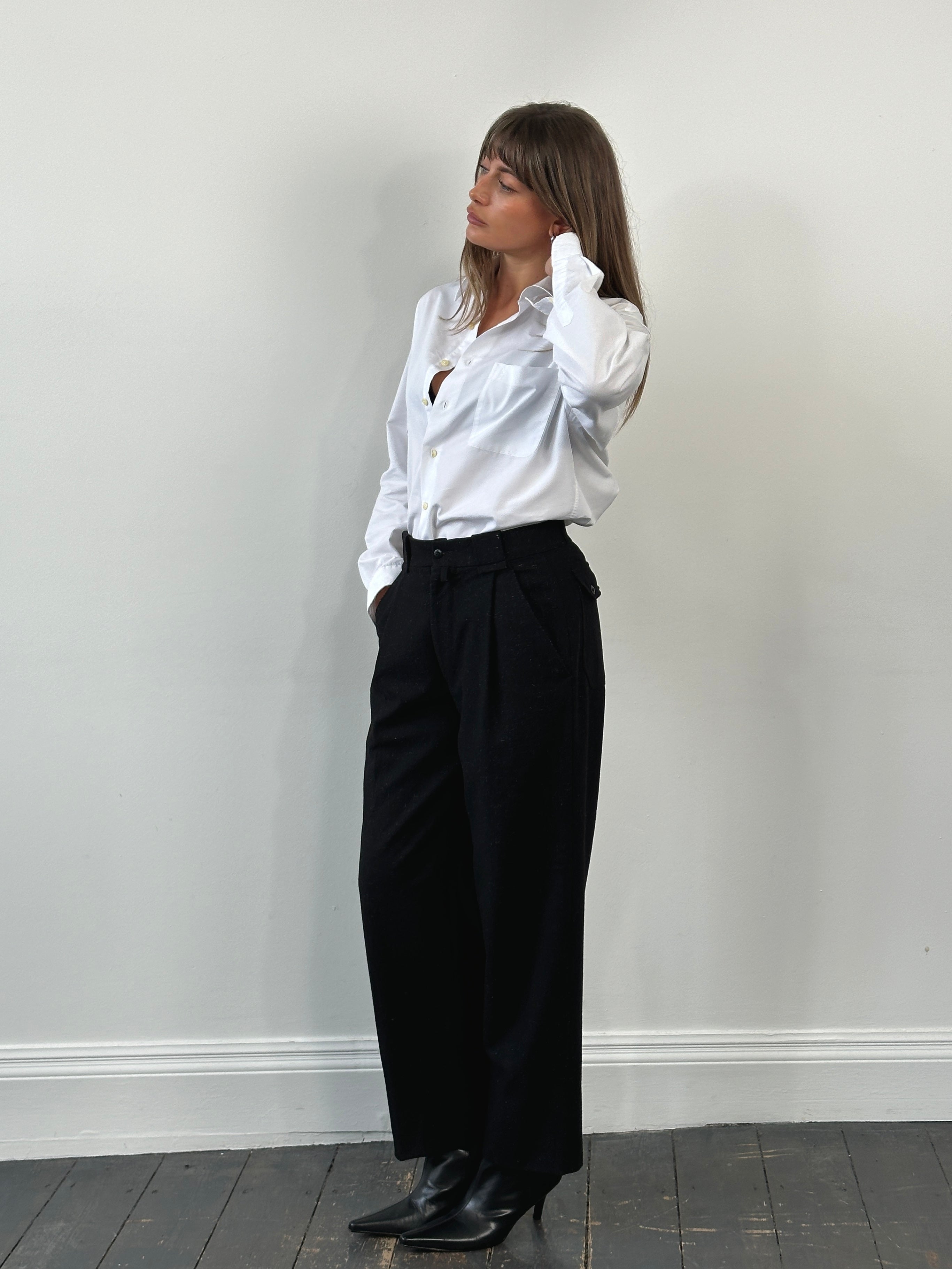 Italian vintage 1990s wool tailored pleated trousers in size W26, featuring classic craftsmanship and a structured fit.