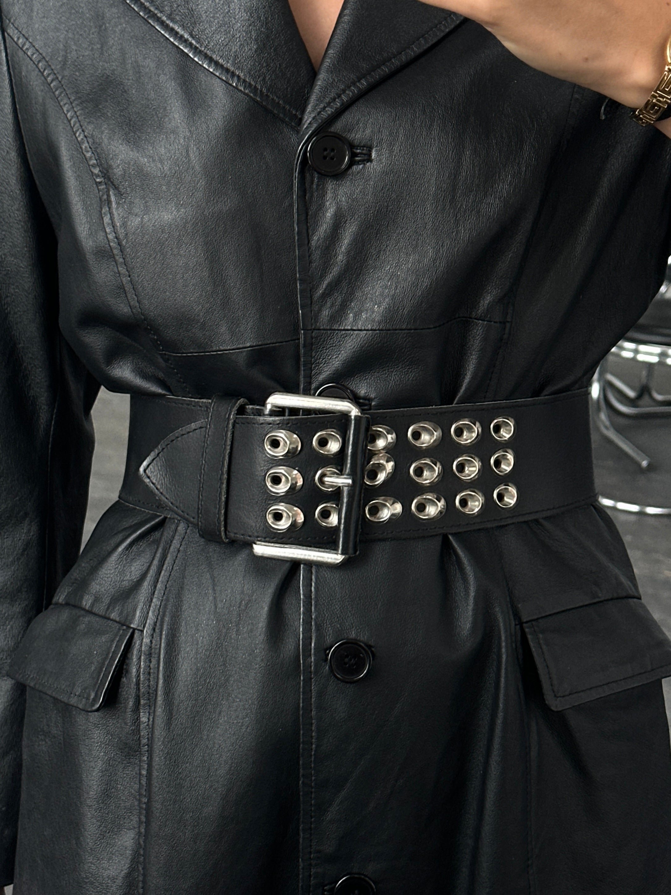 Vintage 2000s chunky leather belt with eyelet details, adjustable W25-30, featuring a rugged, stylish design.