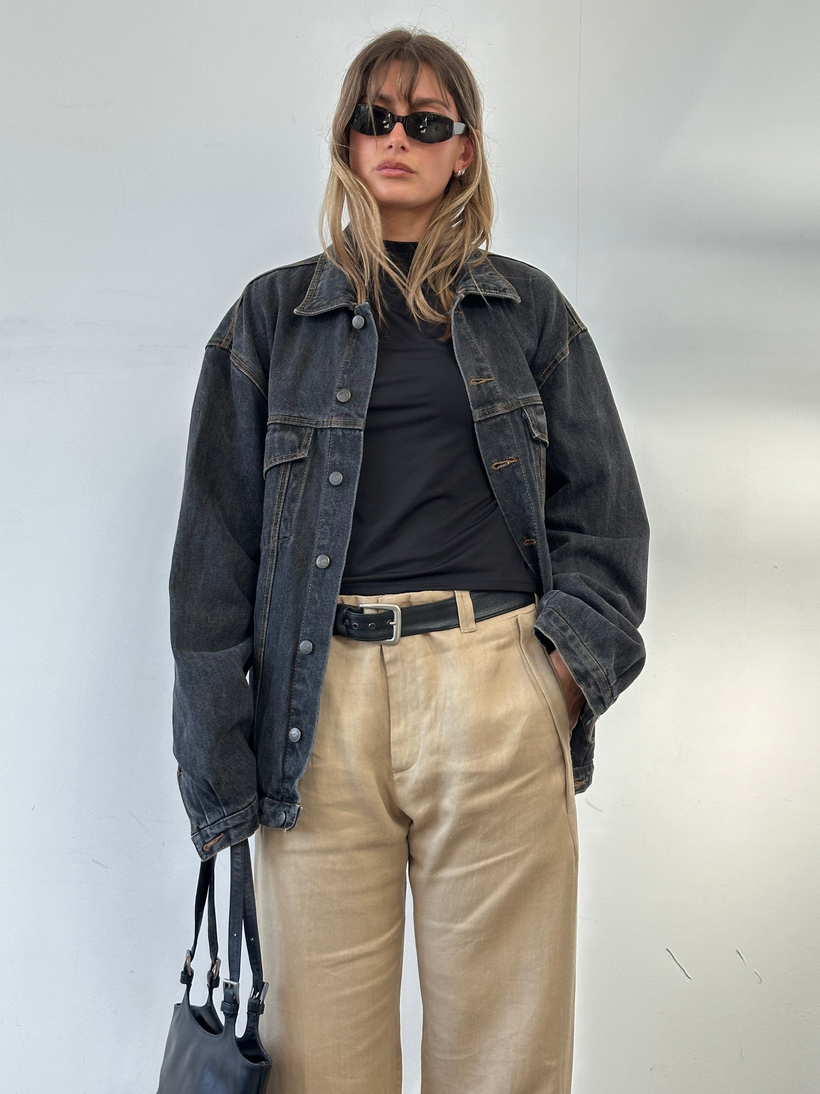 Vintage oversized washed denim jacket in XXL, featuring classic distressed details and a relaxed fit.