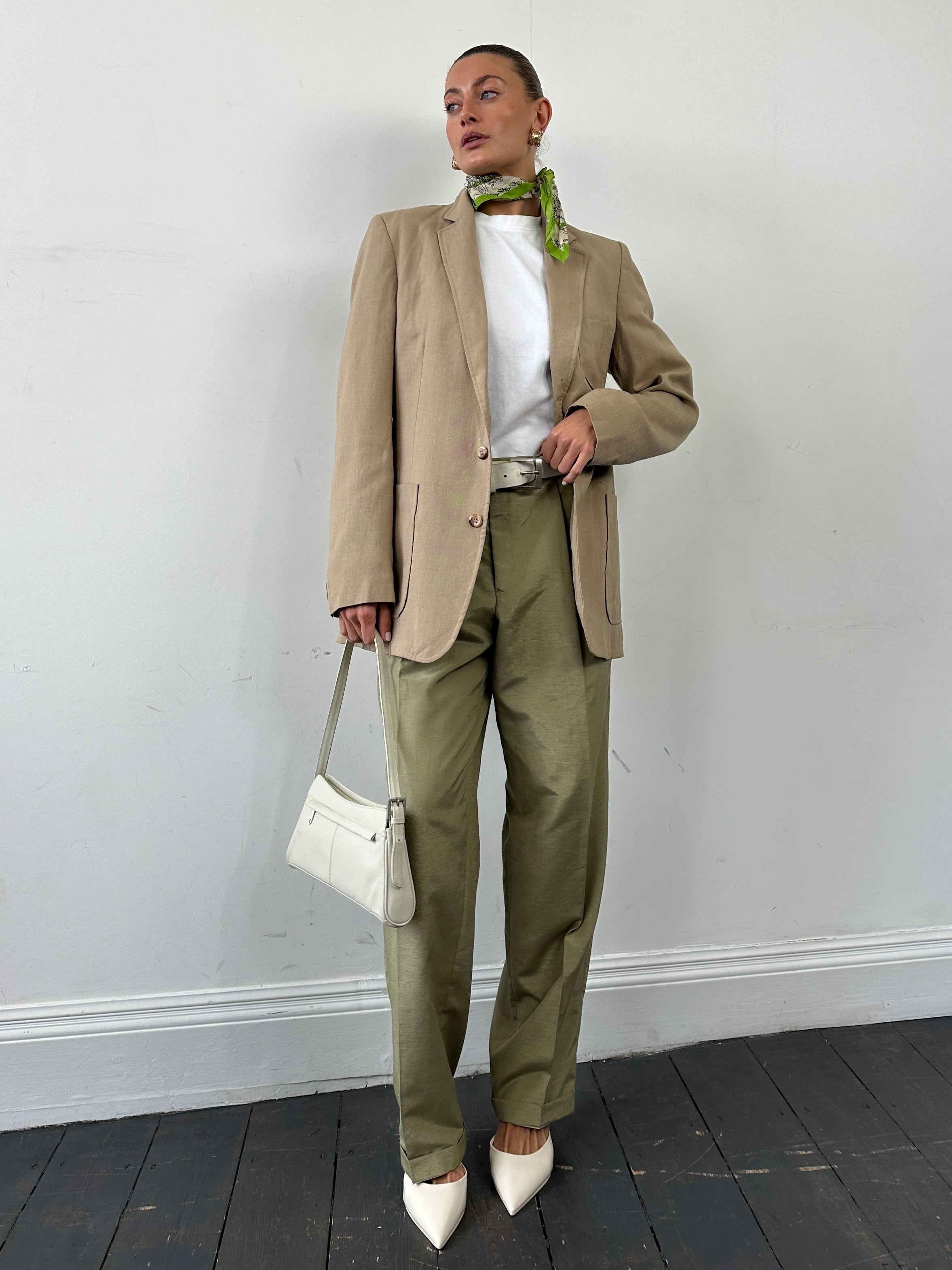 Vintage linen single-breasted blazer in size M, stylish and lightweight for a classic, tailored fit.