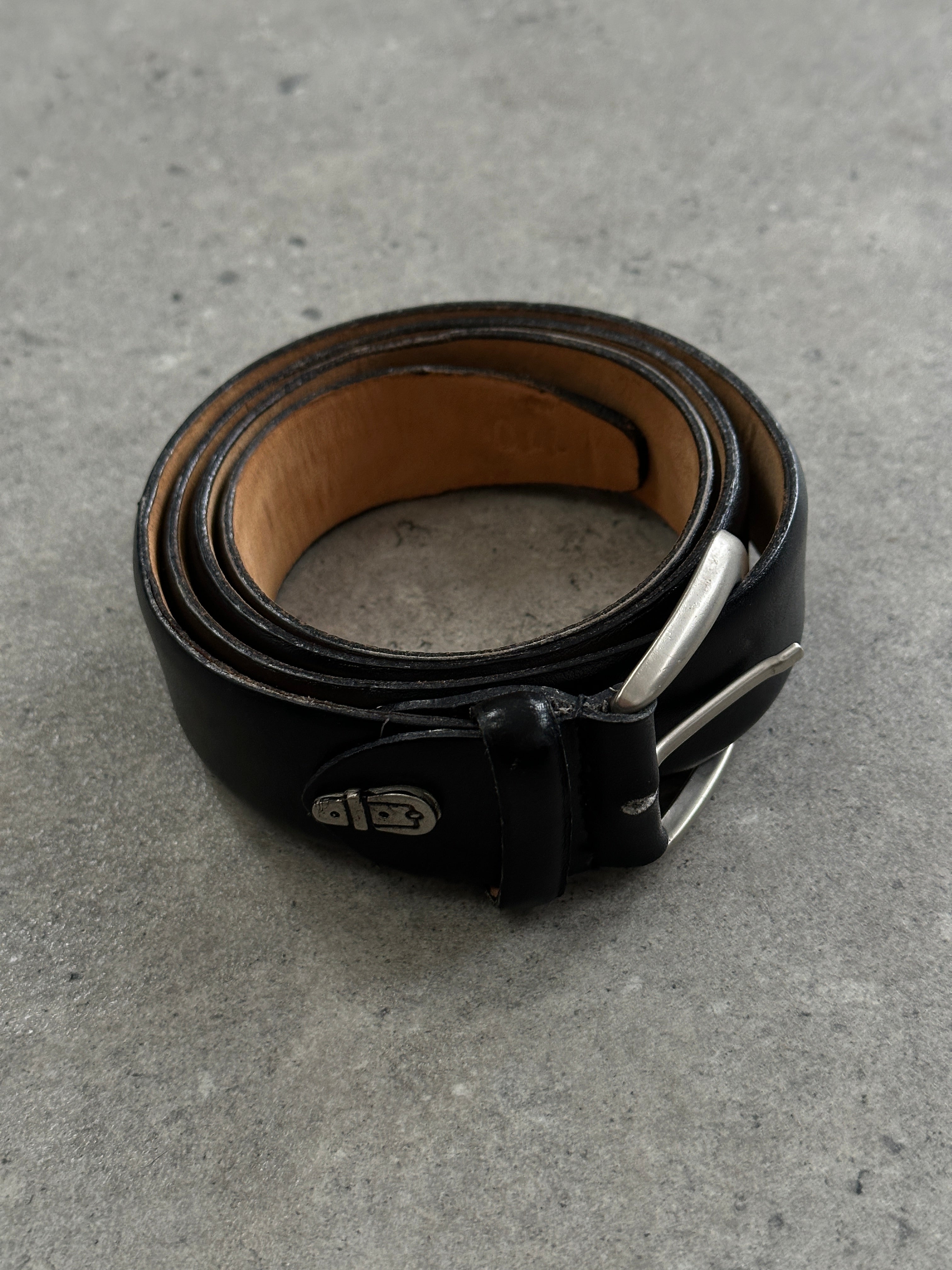 Vintage leather belt in size W31-35, featuring classic design and aged brown leather, displayed on a neutral background.