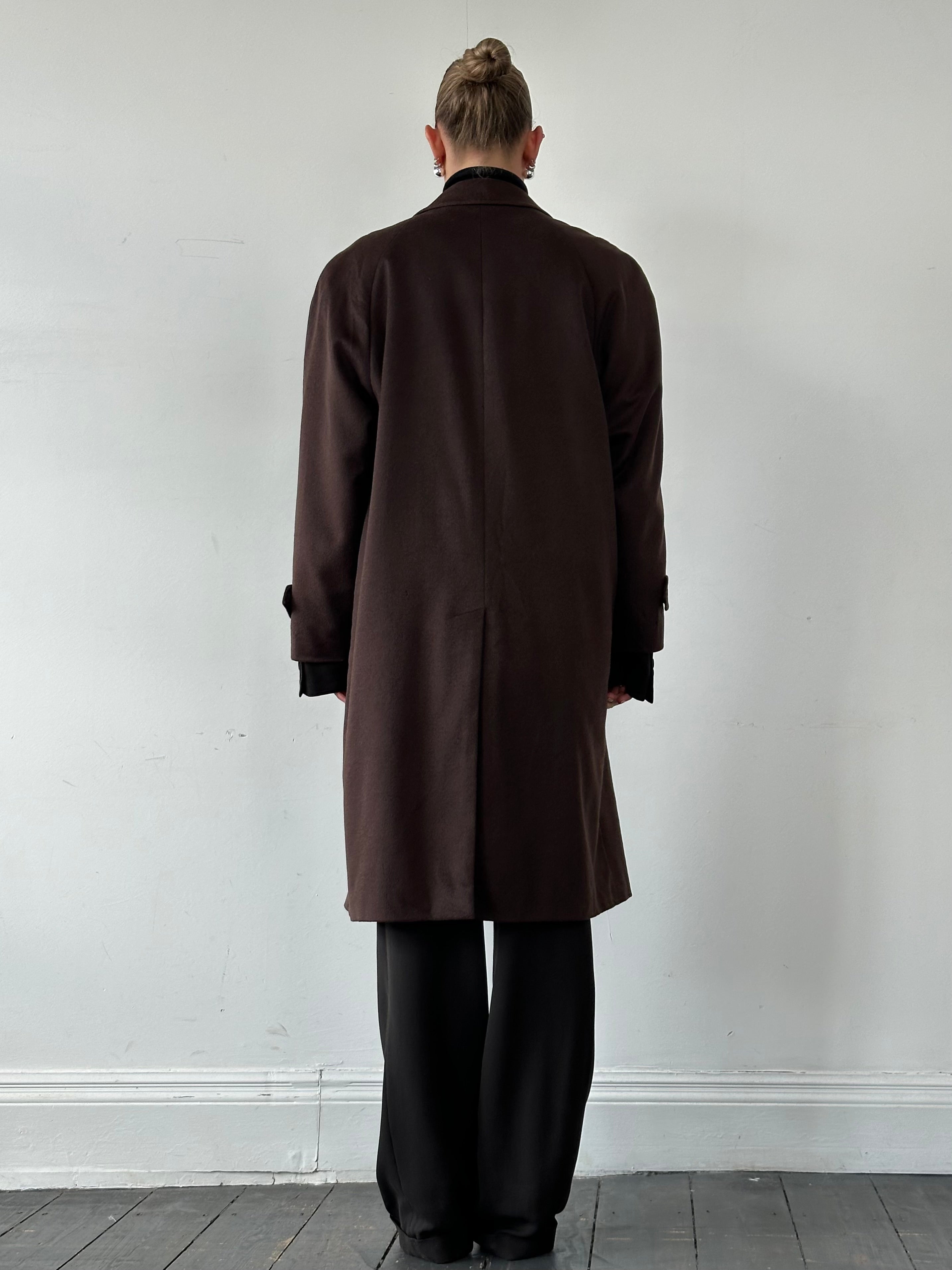 Pierre Balmain 80s pure cashmere coat in XL, shown in a stylish beige color, with classic tailored fit and luxurious texture.