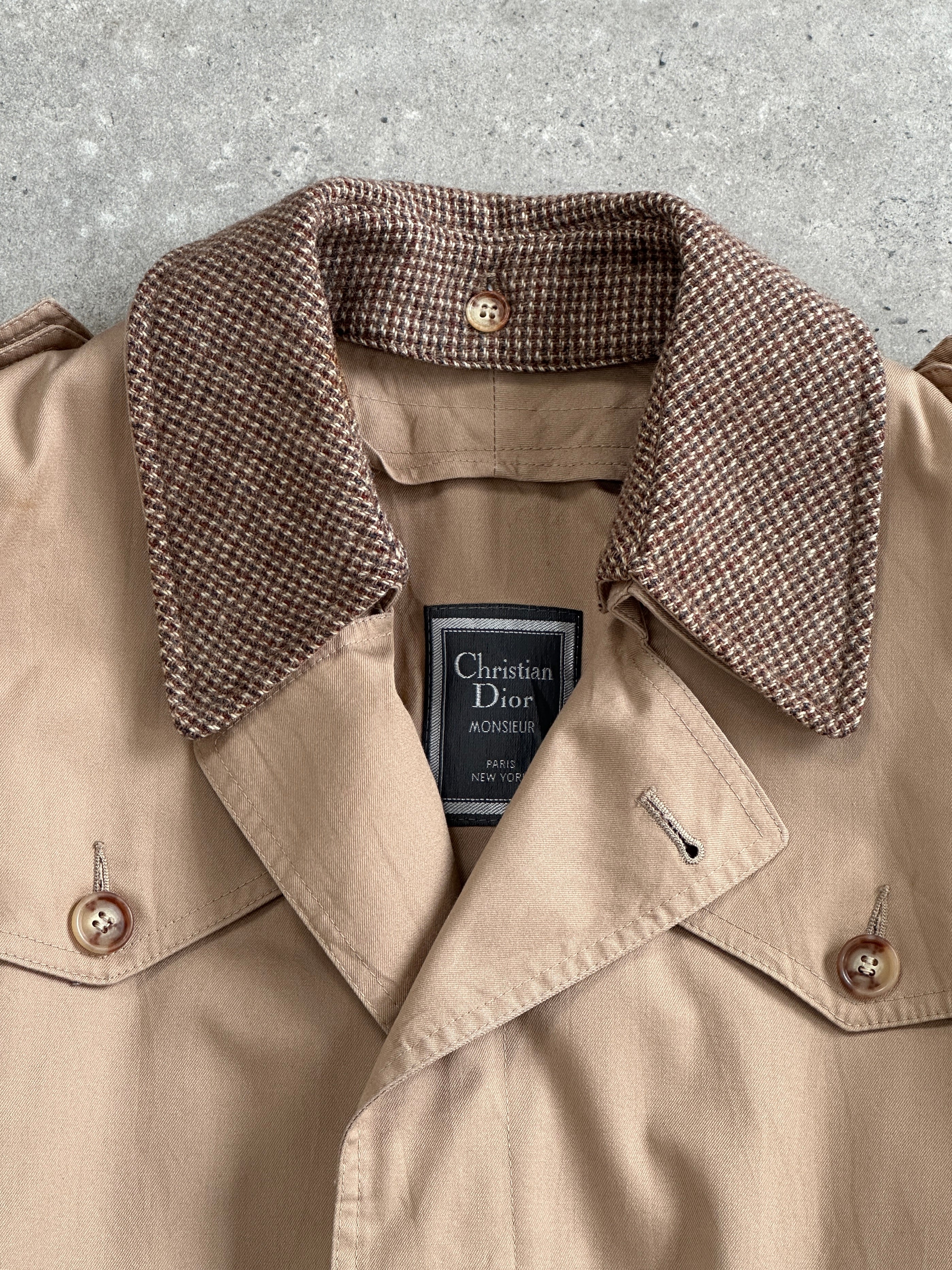 Christian Dior Monsieur cotton belted trench coat, single-breasted, in neutral fabric with classic collar and button details.