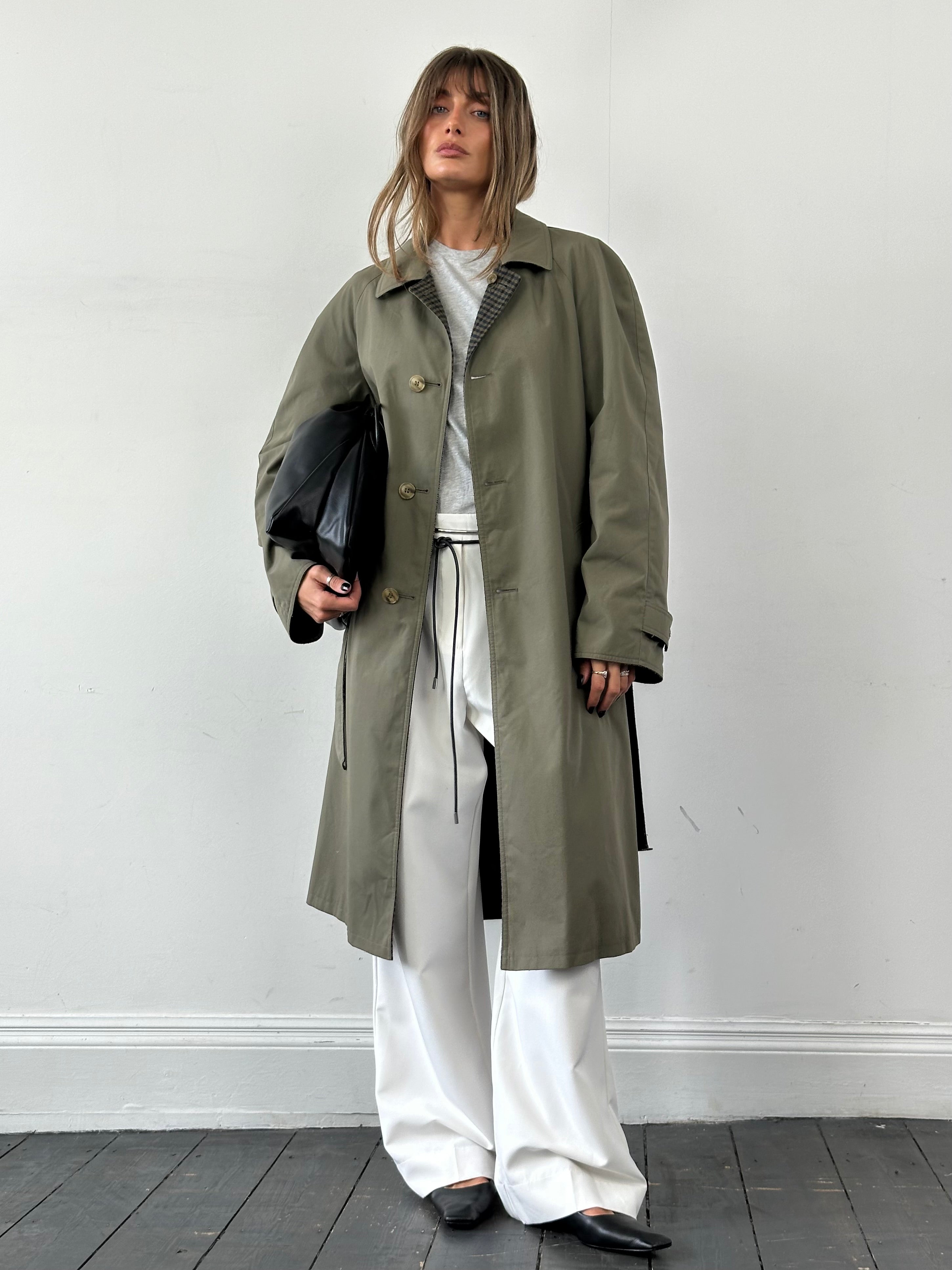Vintage reversible wool trench coat with belt in size XL, featuring classic double-breasted design and neutral tones.
