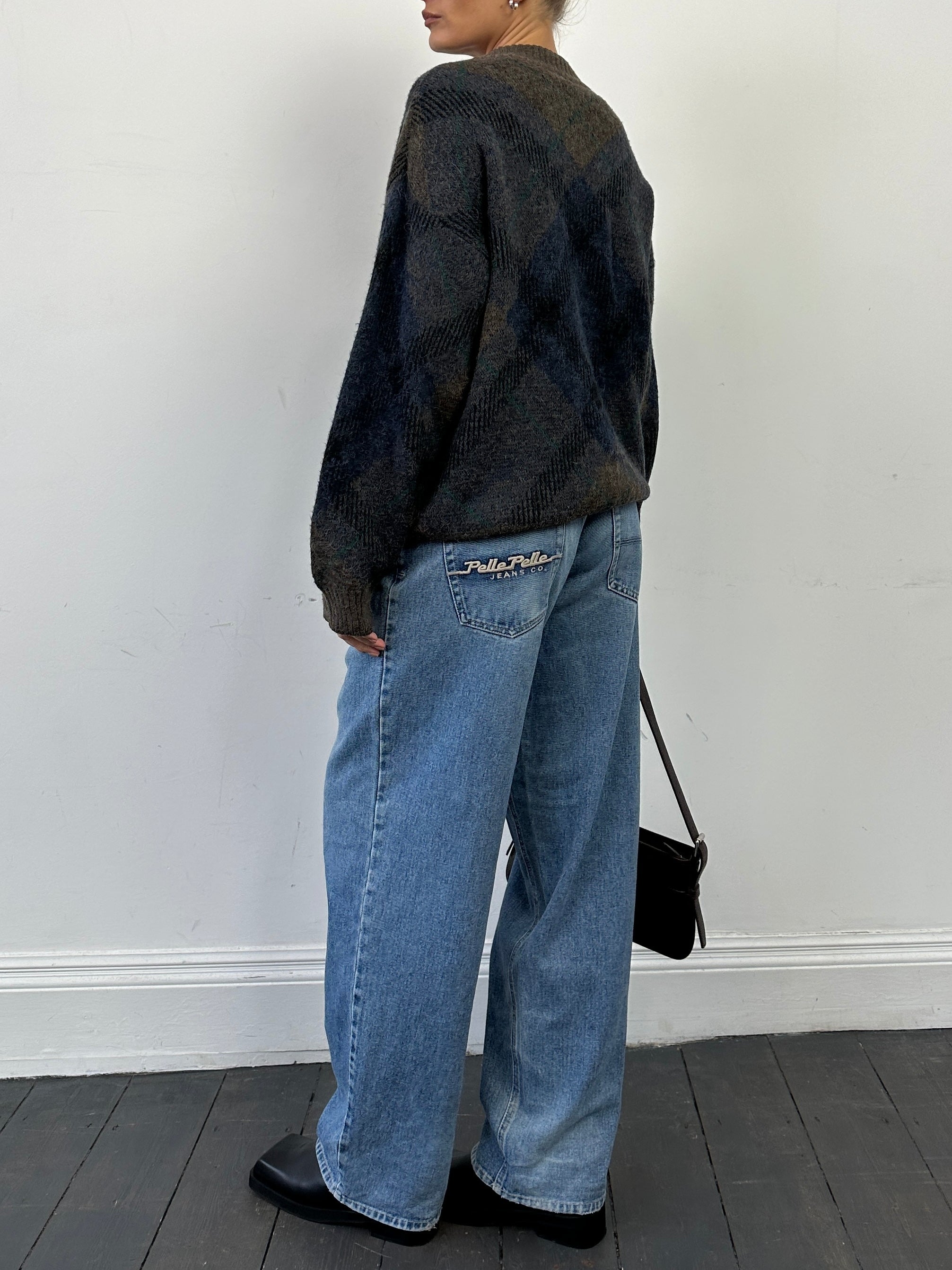 Vintage Italian alpaca wool print cardigan in size L/XL, featuring a cozy vintage design and colorful alpaca pattern.