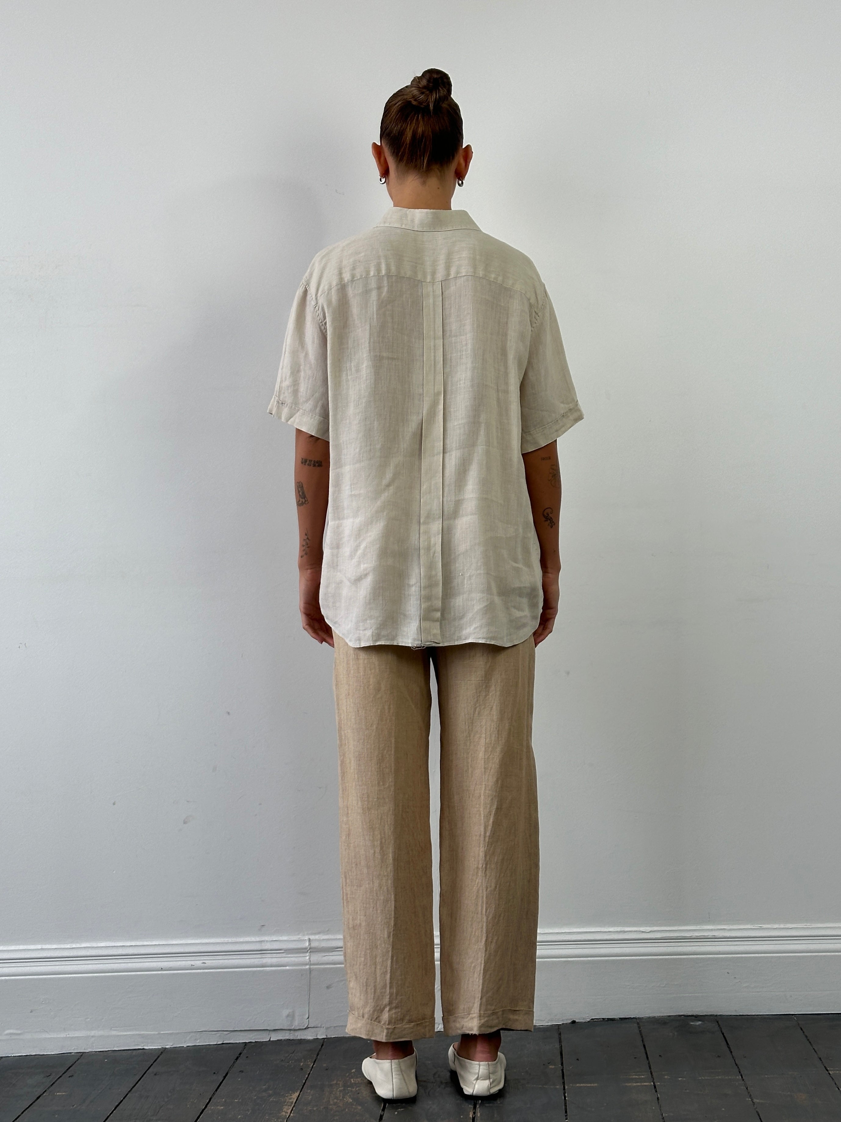 Vintage Italian 1990s pure linen short sleeve shirt in XL size, featuring a classic vintage style and lightweight fabric.