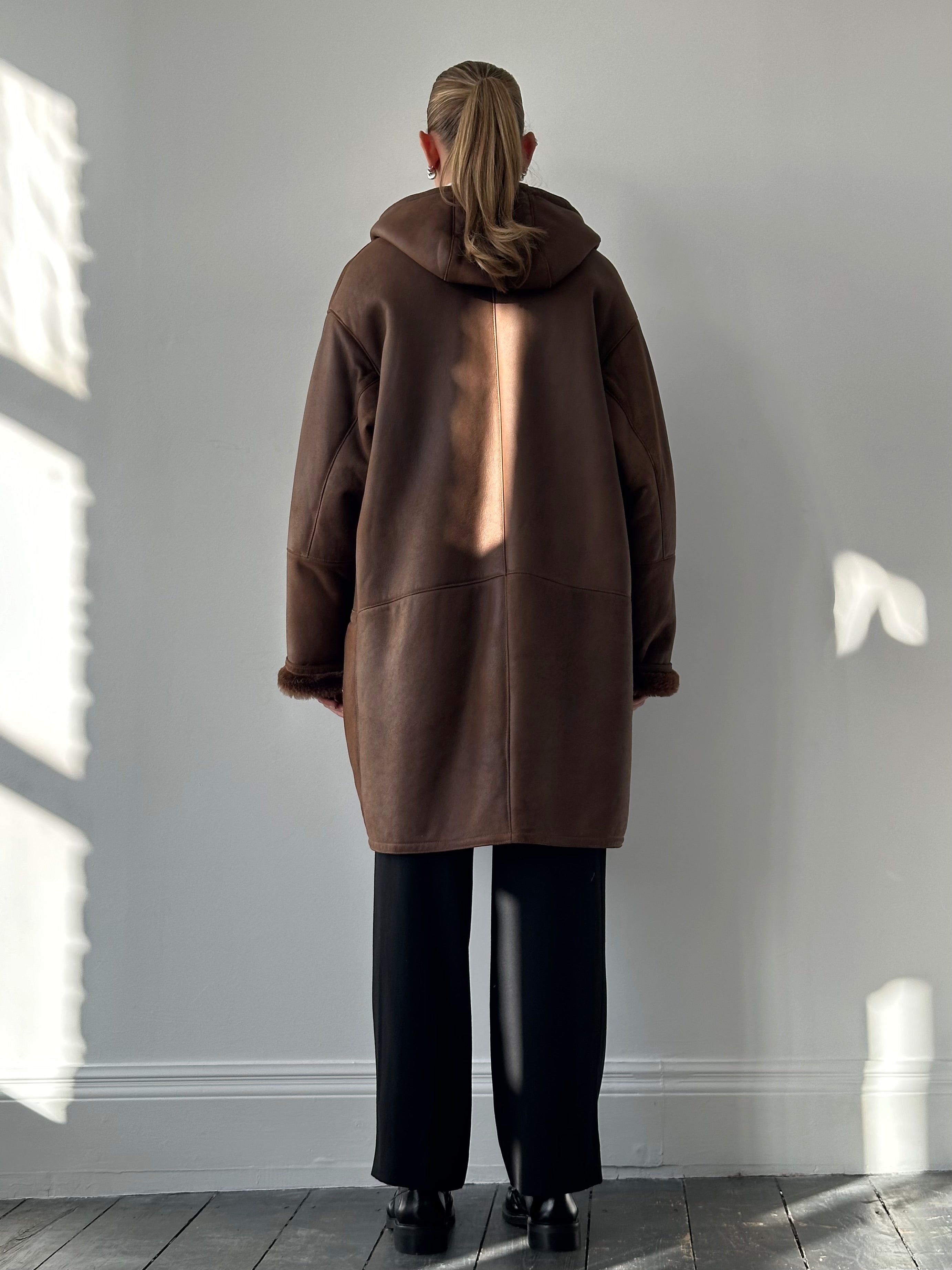 Vintage leather fleece-lined hooded coat in XL, stylish jacket with rugged leather and cozy fleece interior for cold weather.