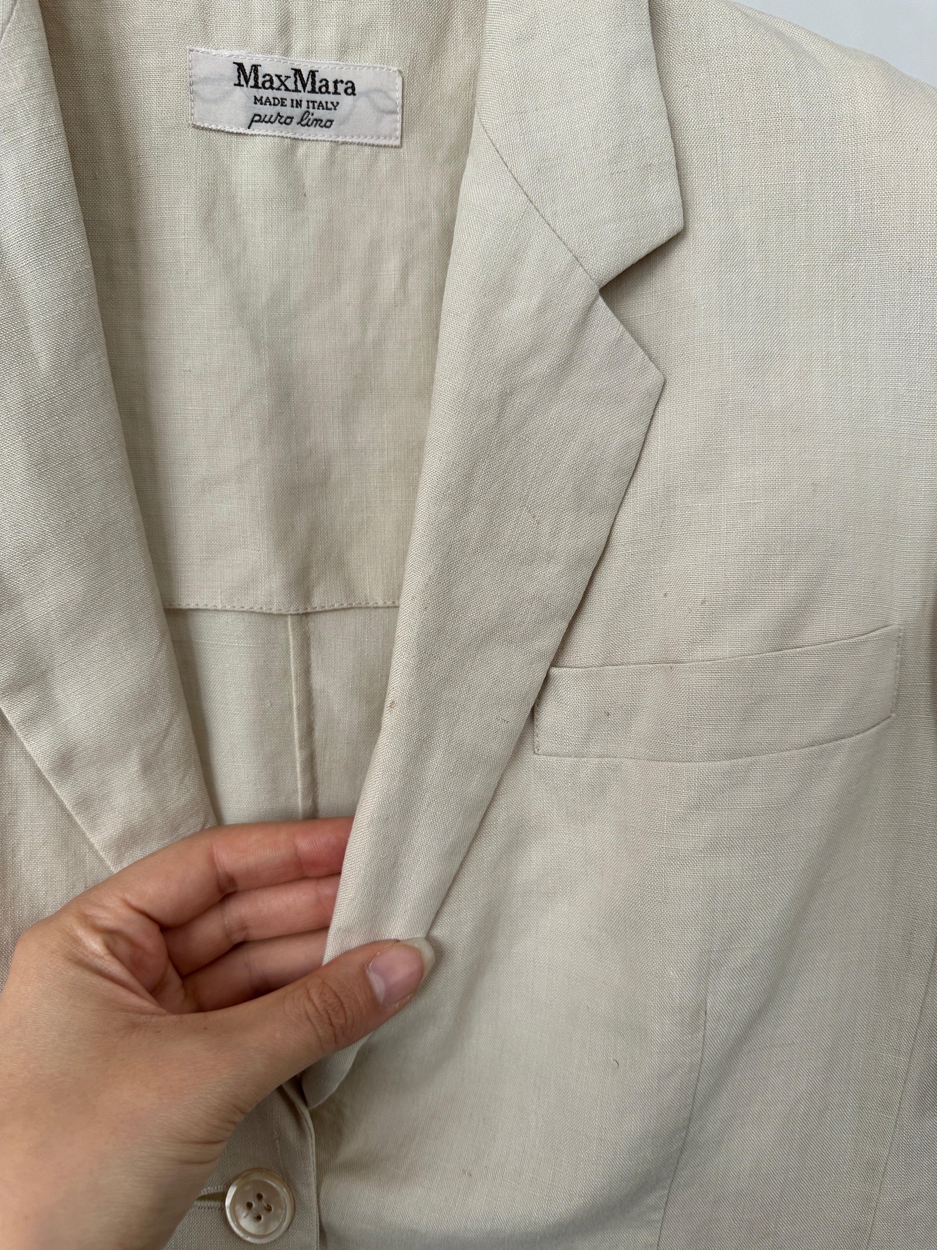 Max Mara pure linen short sleeve blazer in light fabric, tailored fit, with notch lapel and front pockets, in a neutral color.