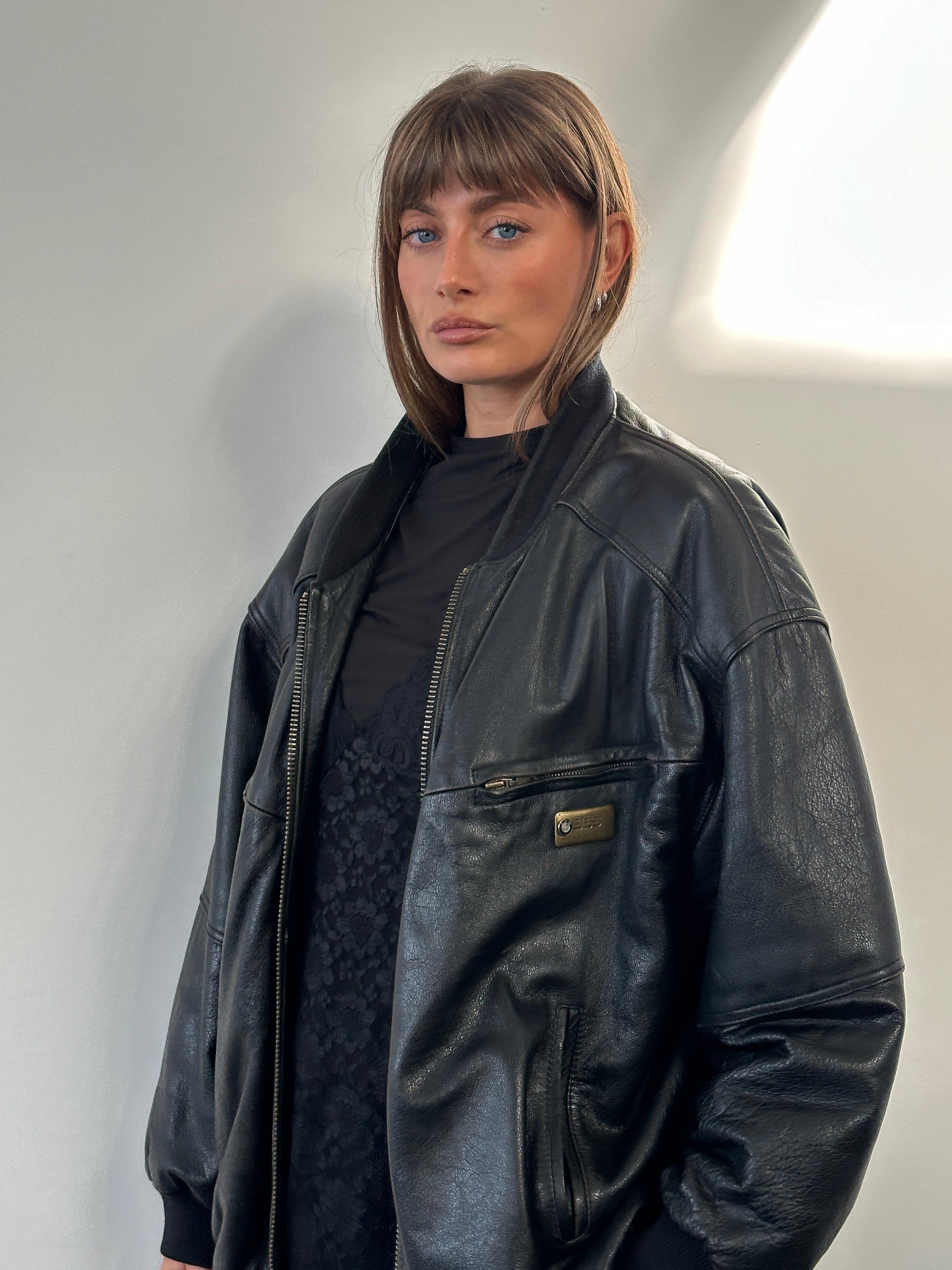 Vintage BMW 1990s leather bomber jacket in XL with classic design and authentic leather material.