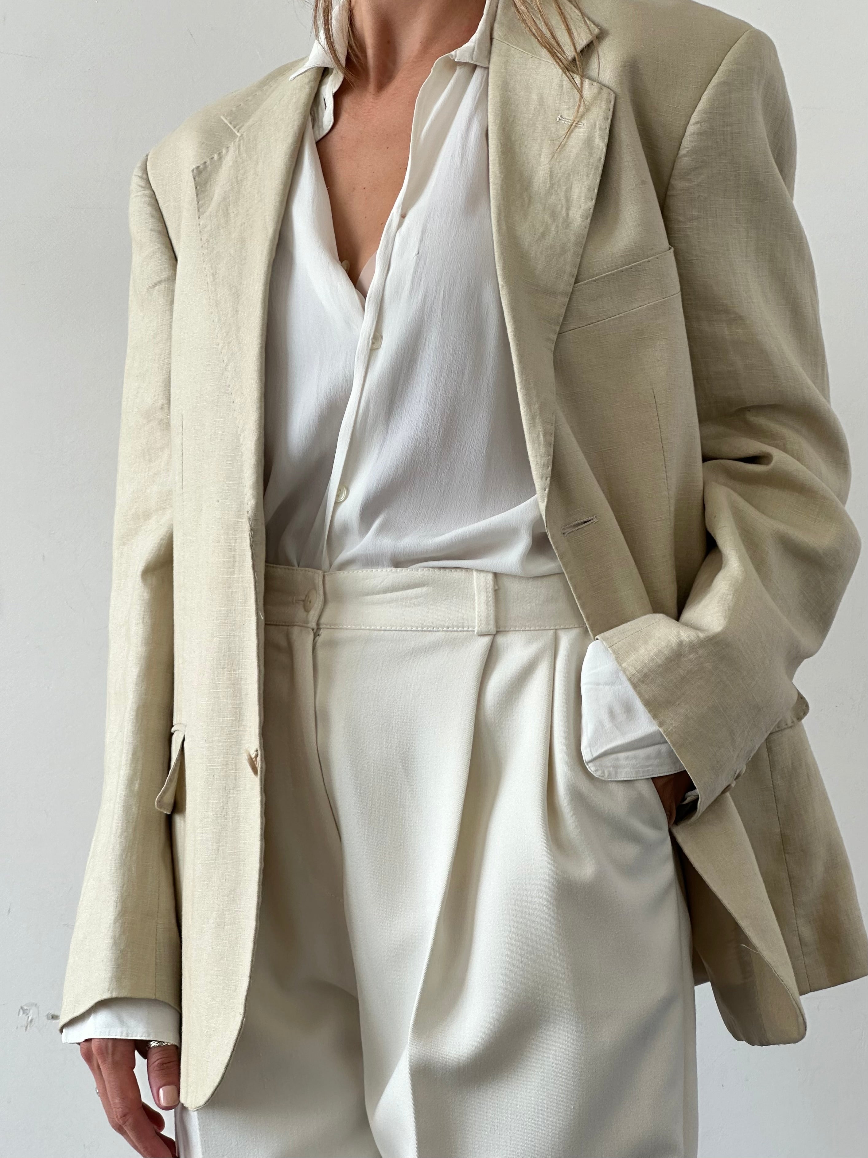 Vintage pure linen single-breasted blazer in size 42R/L, shown in classic design with a tailored fit and neutral color.
