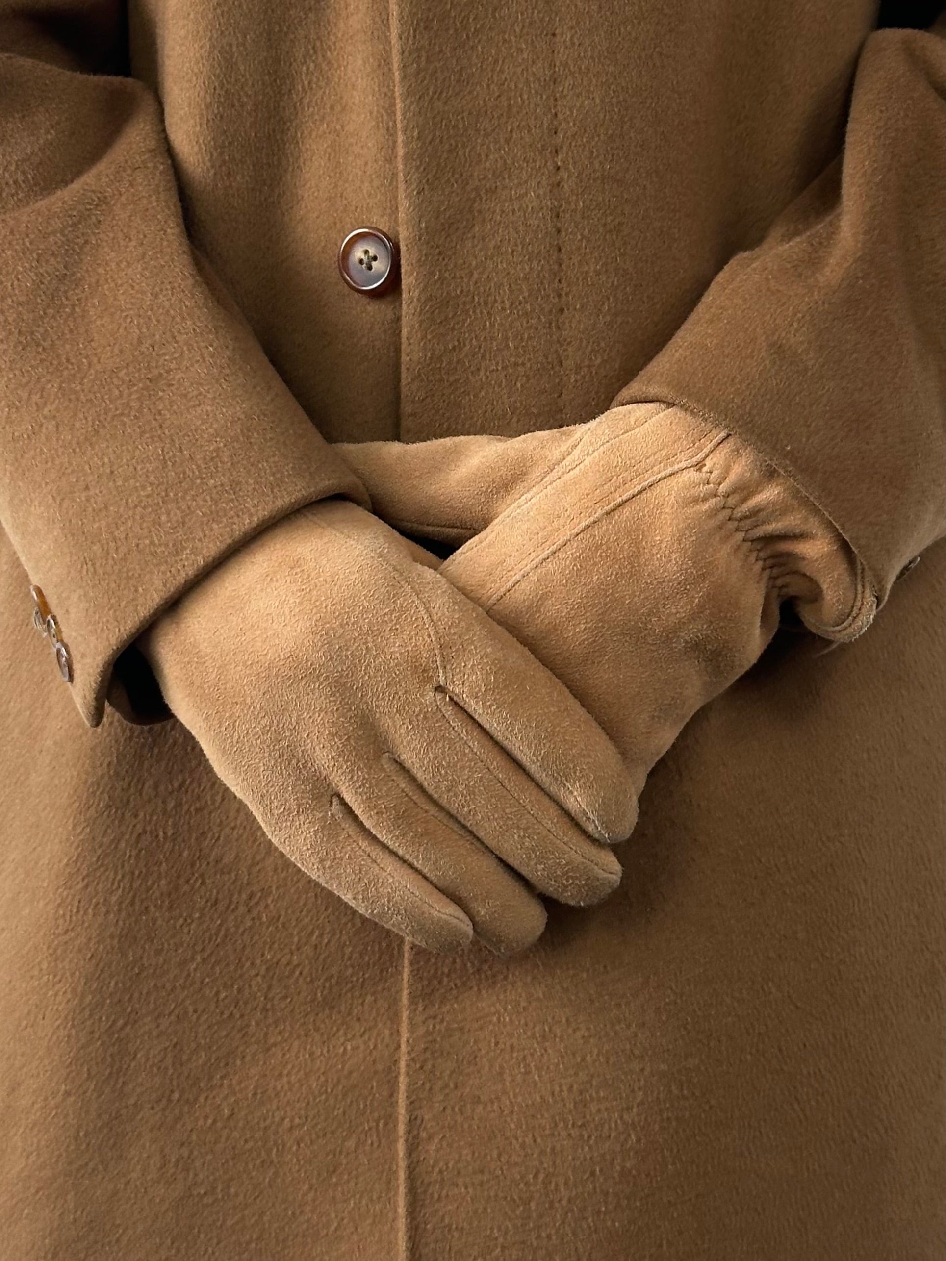 Vintage suede gloves in size L/XL, showcasing soft leather material and classic design for stylish winter wear.