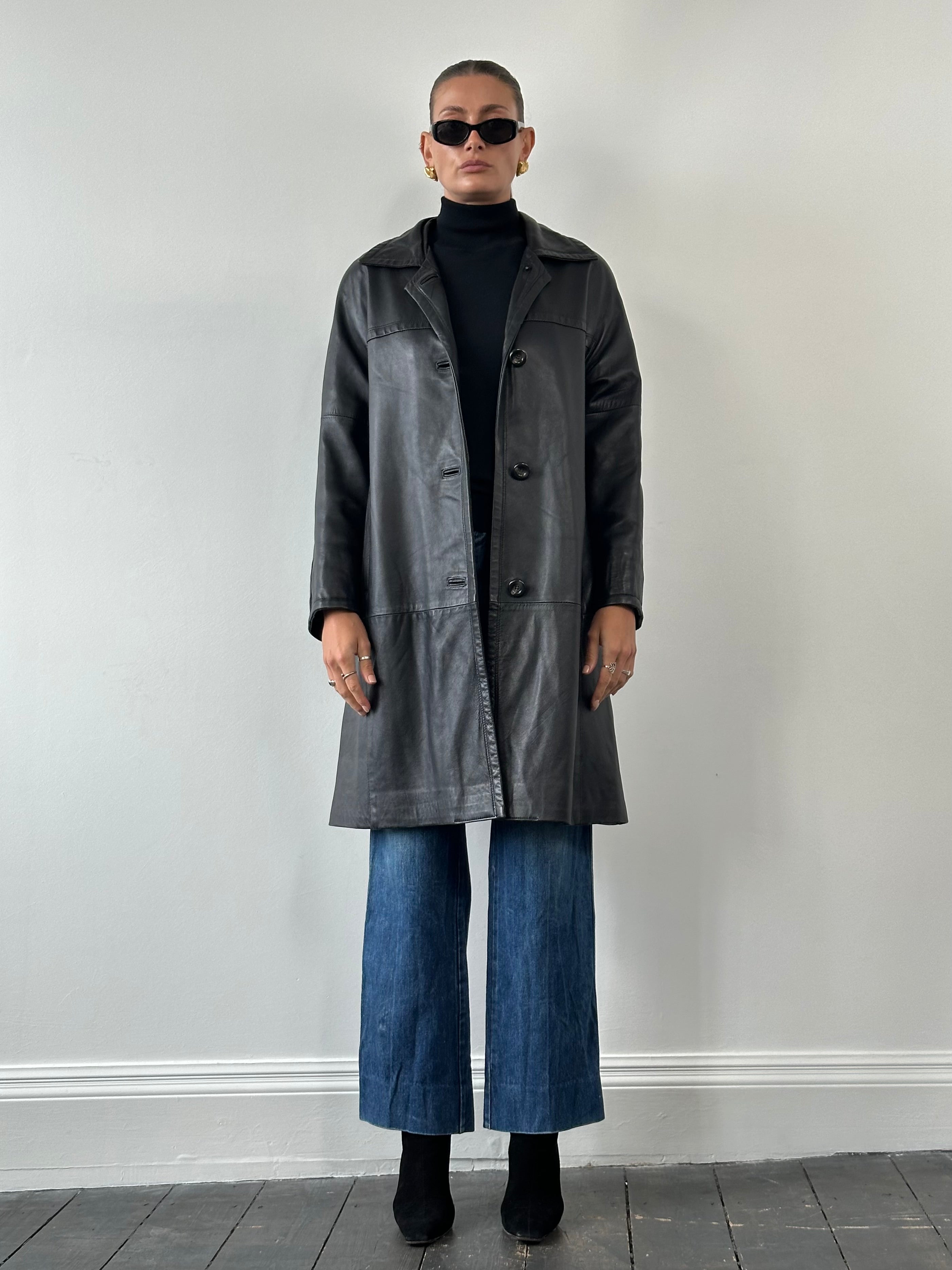Vintage Italian leather trench coat in size L, stylish vintage jacket featuring classic design and high-quality leather details.