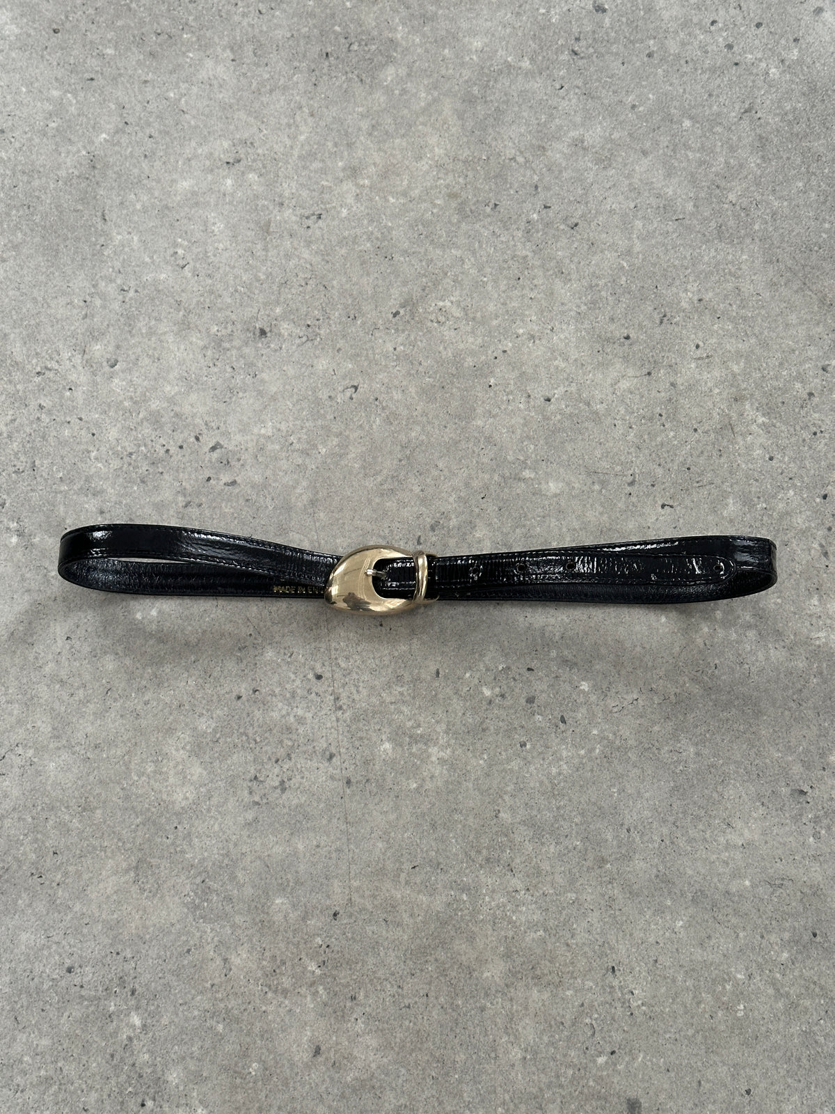 Jaeger 1990s patent leather sculptural buckle belt with W30-35 size, featuring a distinctive buckle and glossy finish.