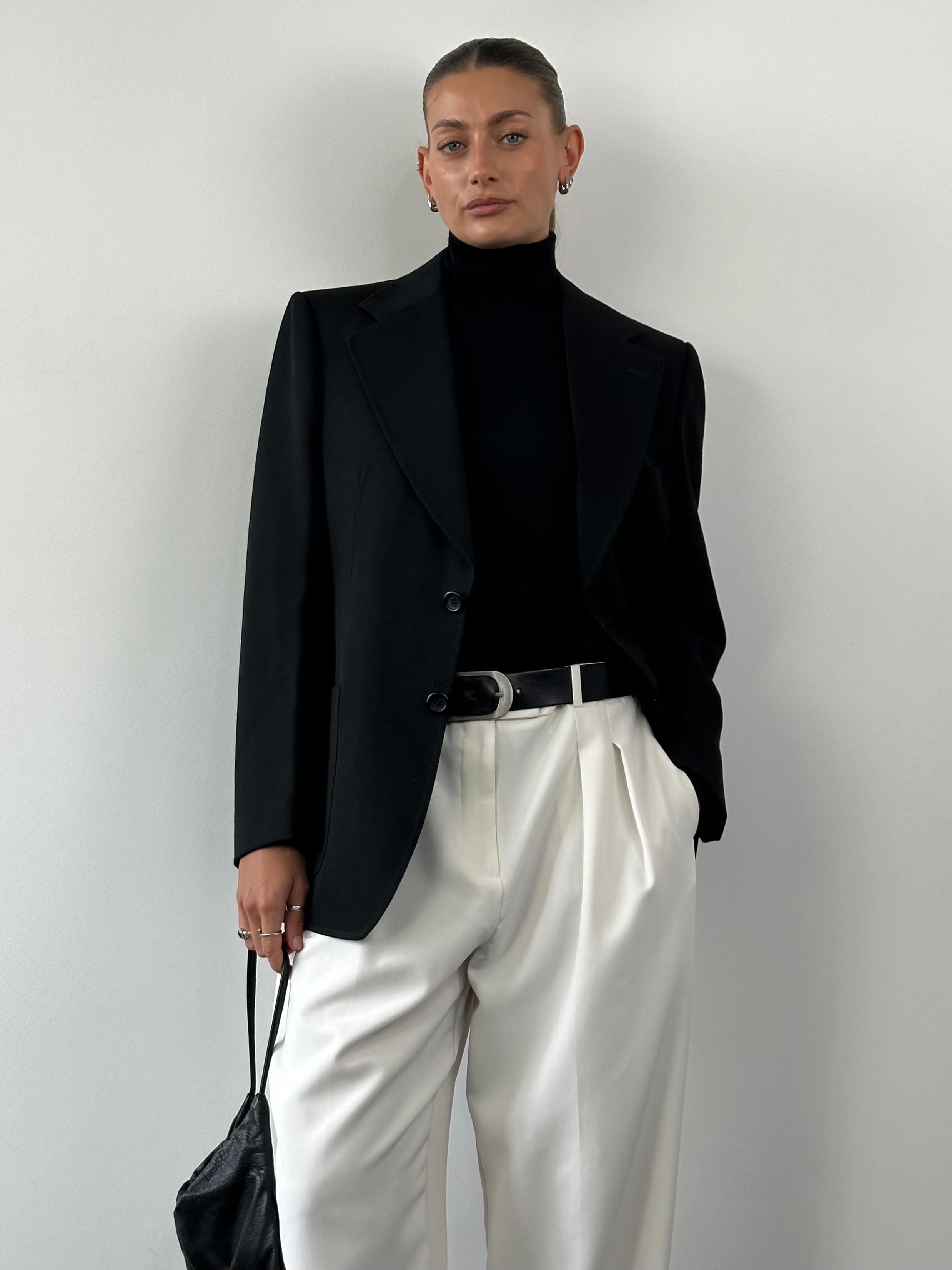 Vintage wool single-breasted blazer in size L, tailored fit with classic lapels and button closure, in a timeless design.