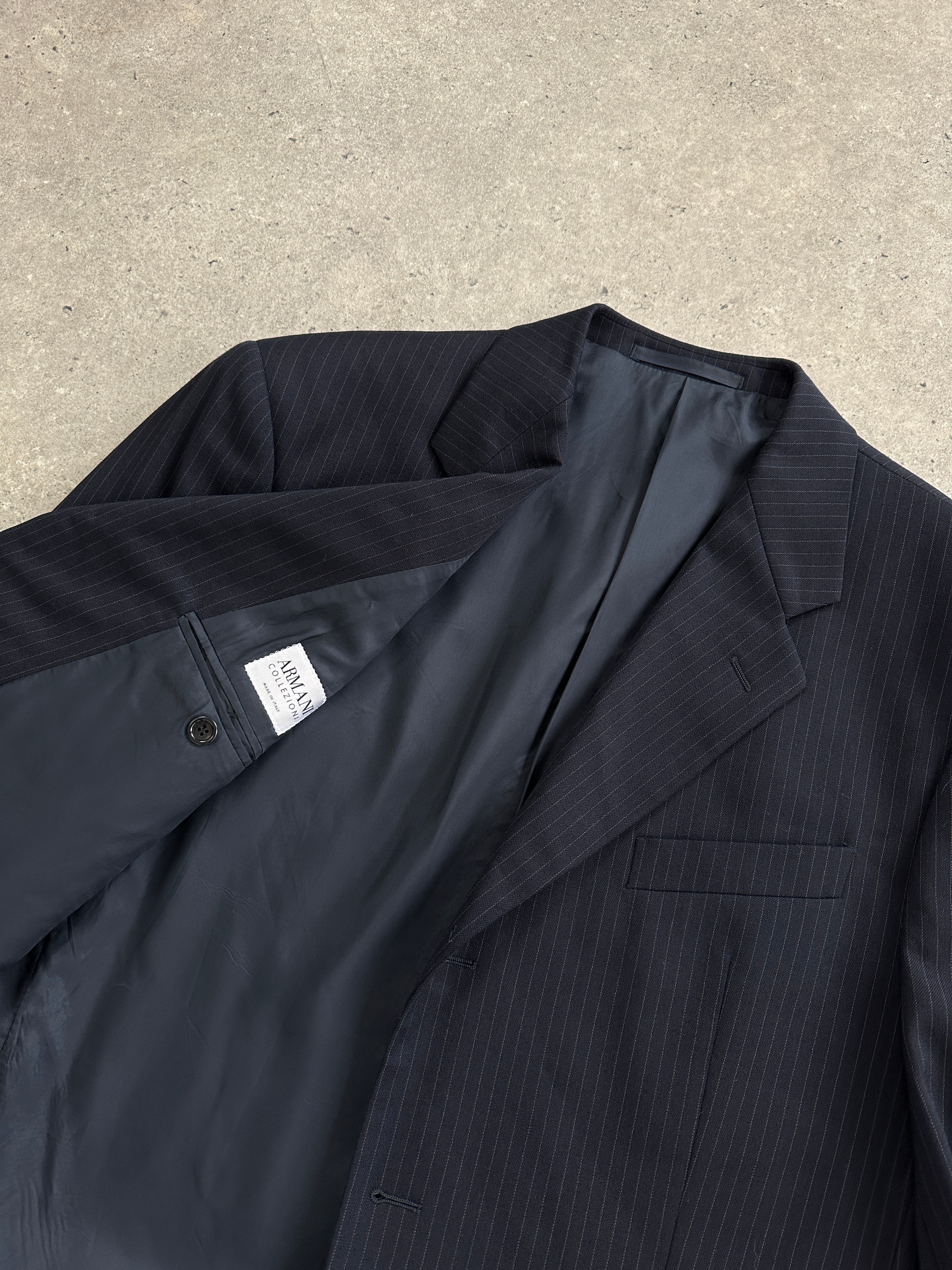 Armani Collezioni wool stripe single-breasted blazer in size 44R/XL, tailored fit with classic lapel and button closure.