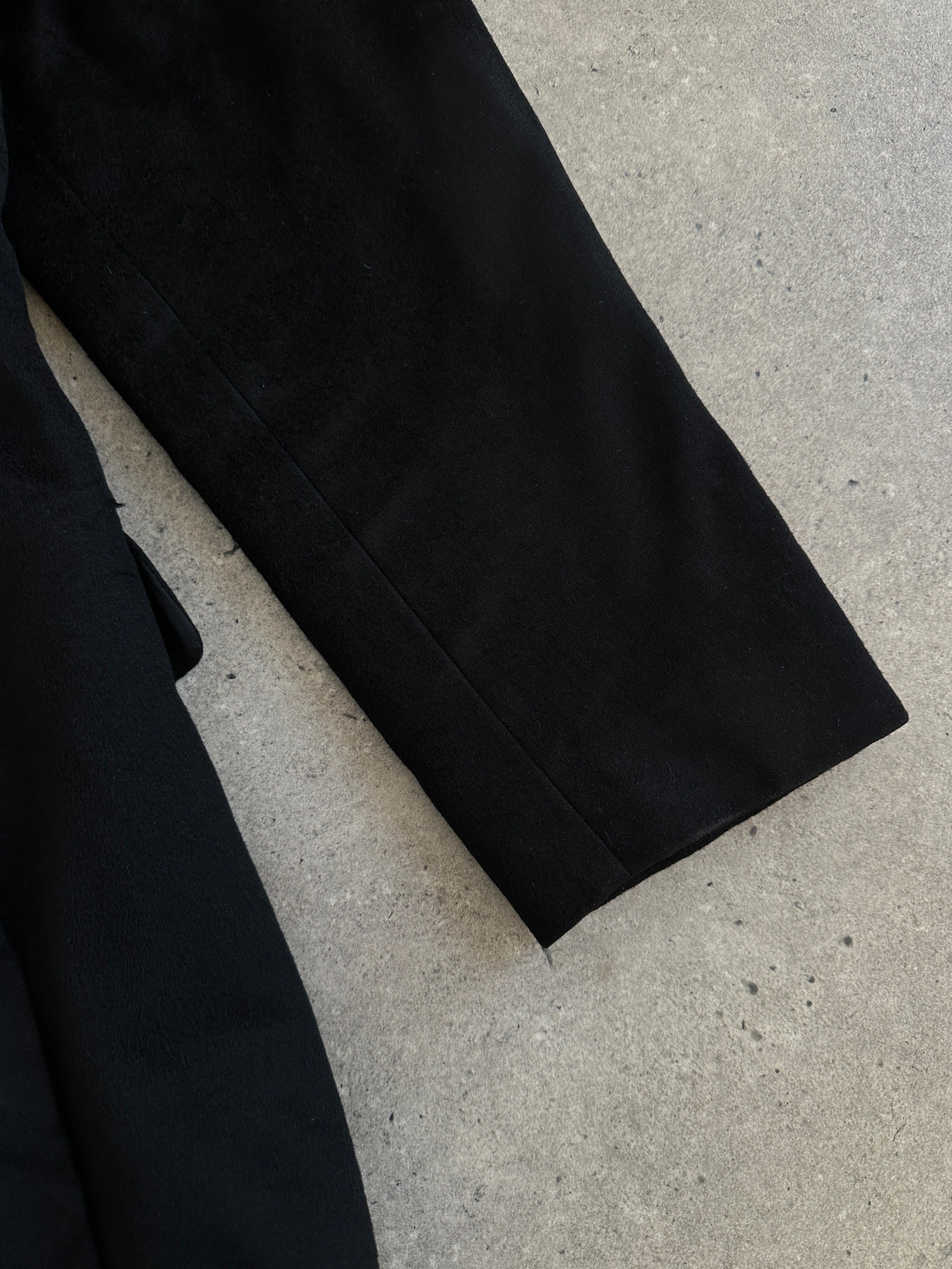 Loro Piana pure brushed wool single-breasted blazer in size 42R/L, tailored fit with classic lapel and front button closure.