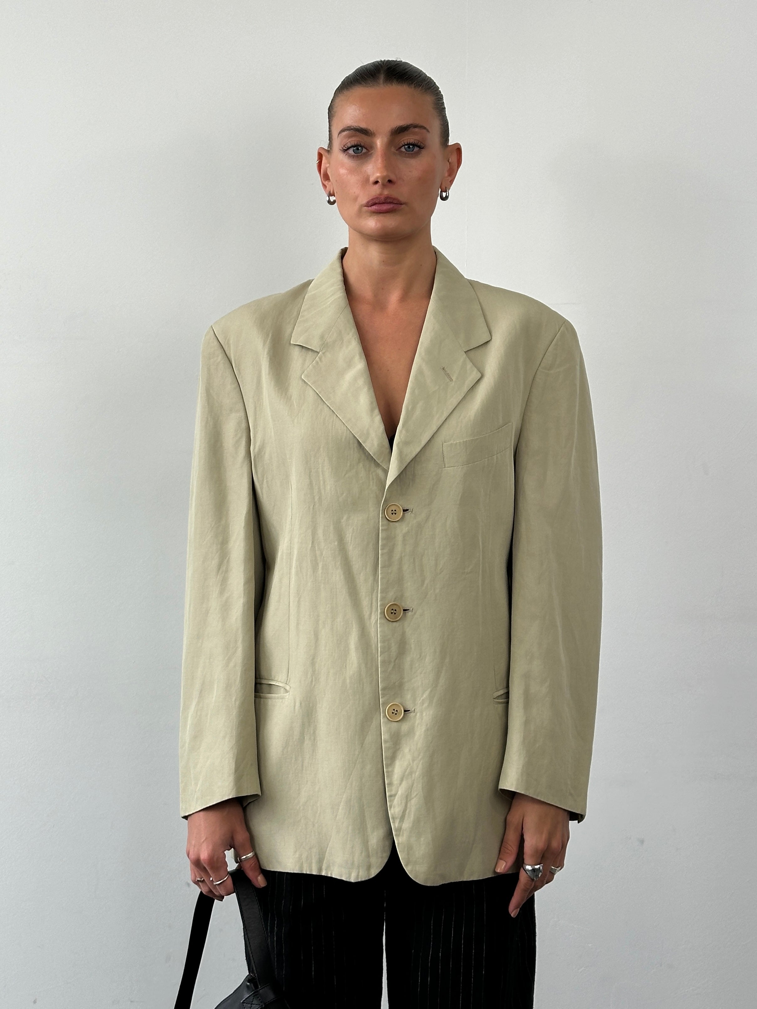 Emporio Armani linen single-breasted blazer in size 40R/L, tailored fit with classic lapels and stylish design.