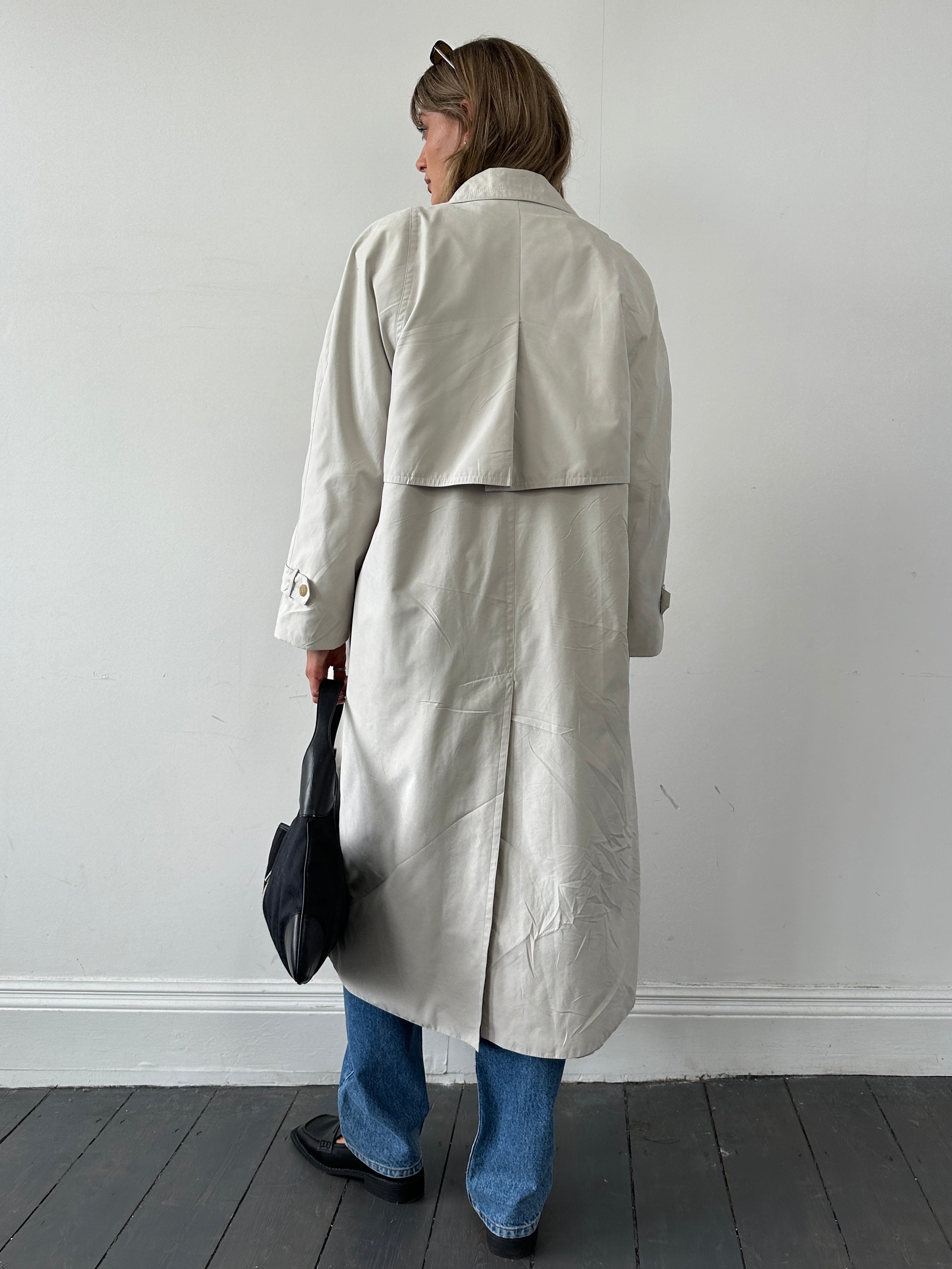 Vintage vintage floor-length trench coat in size L, stylish classic outerwear with a timeless design and neutral color.