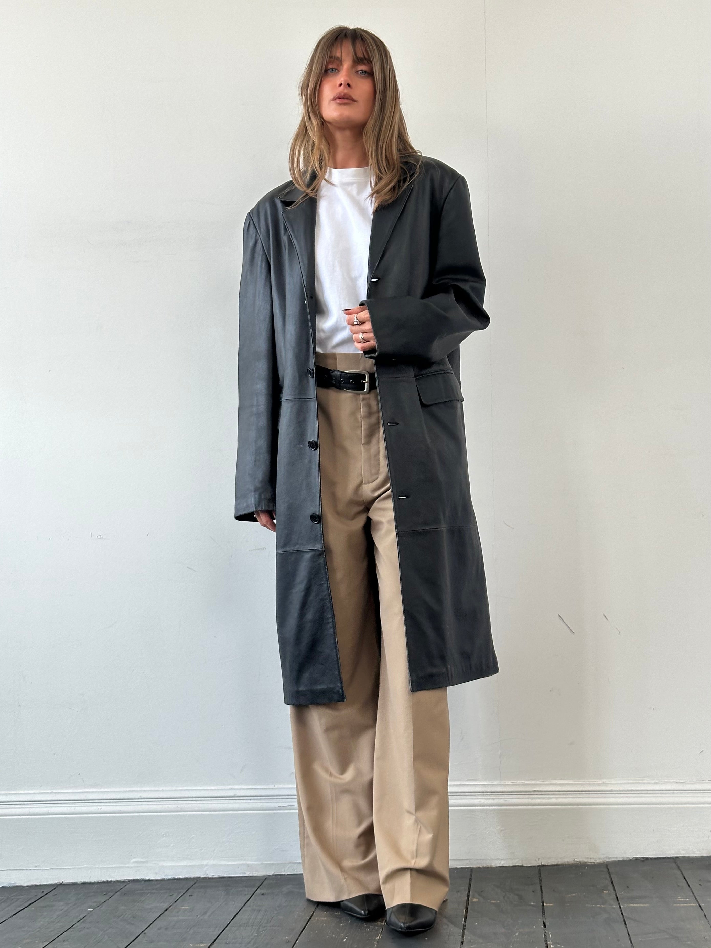 Vintage leather trench coat in XL size, stylish leather jacket featuring classic design and rich leather texture.