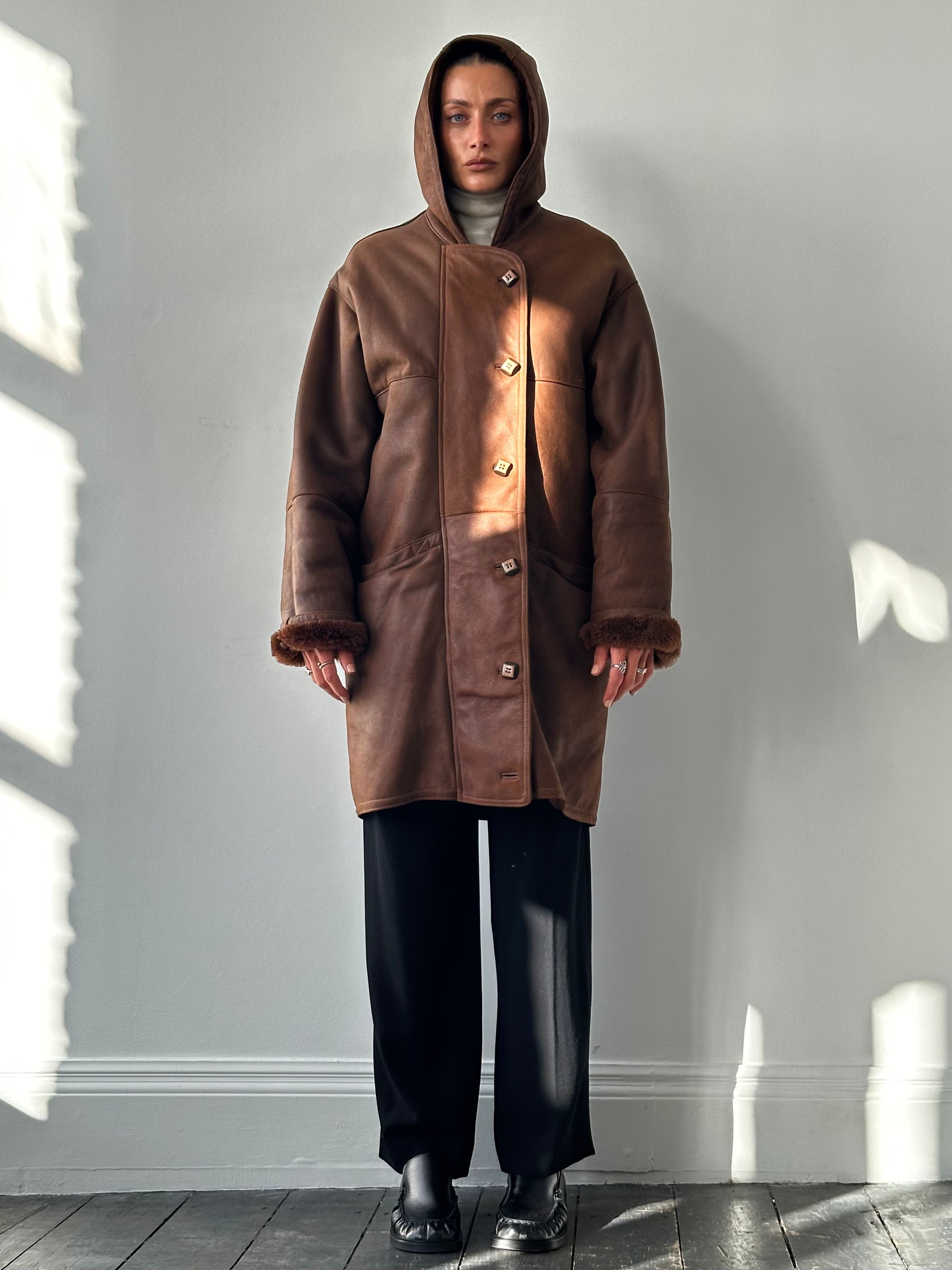 Vintage leather fleece-lined hooded coat in XL, stylish jacket with a rugged leather exterior and warm fleece interior.