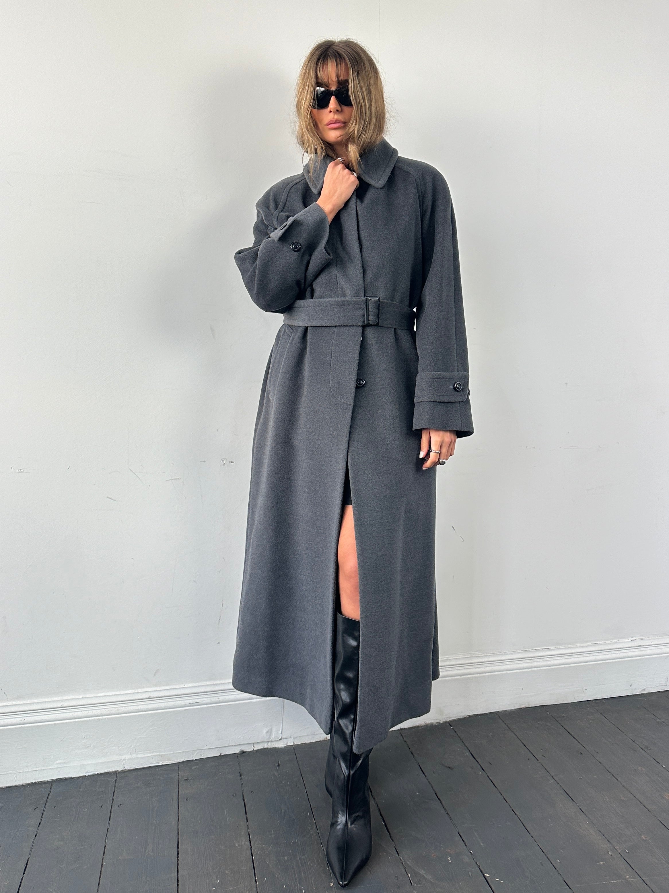 Vintage British vintage pure wool floor length belted coat, full-length coat with belt, in classic style.