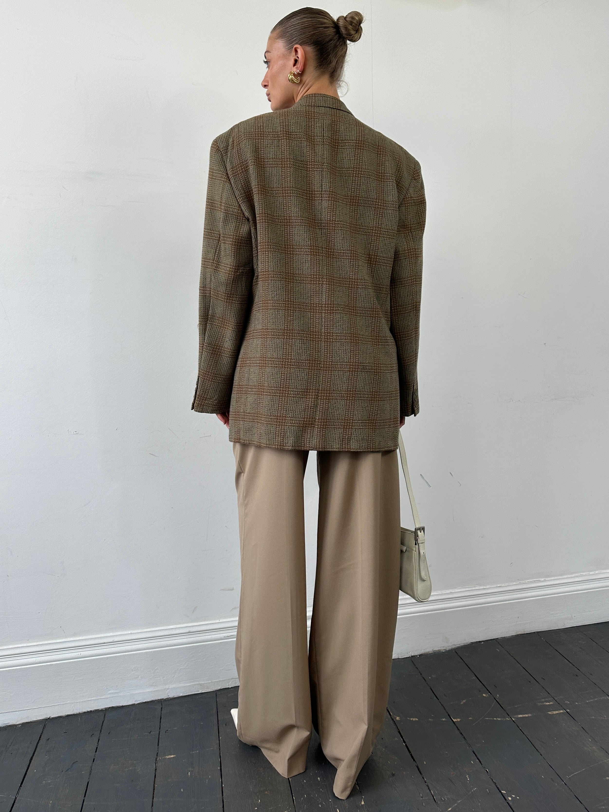 Giorgio Armani Le Collezioni men's wool check single-breasted blazer in size 44R/XL, featuring a classic tailored fit and pattern.
