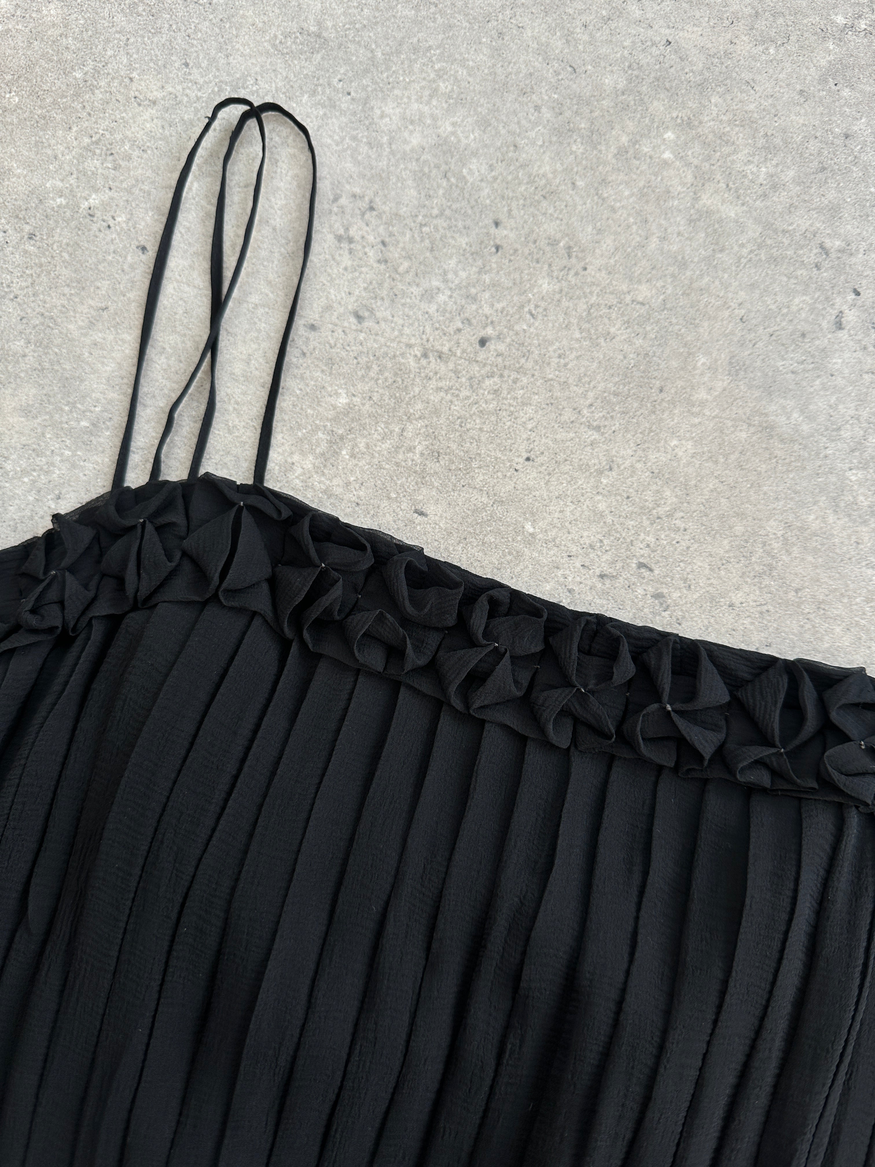 Italian Vintage pleated midi dress in size M, showcasing elegant fabric with a classic vintage design and flowing pleats.