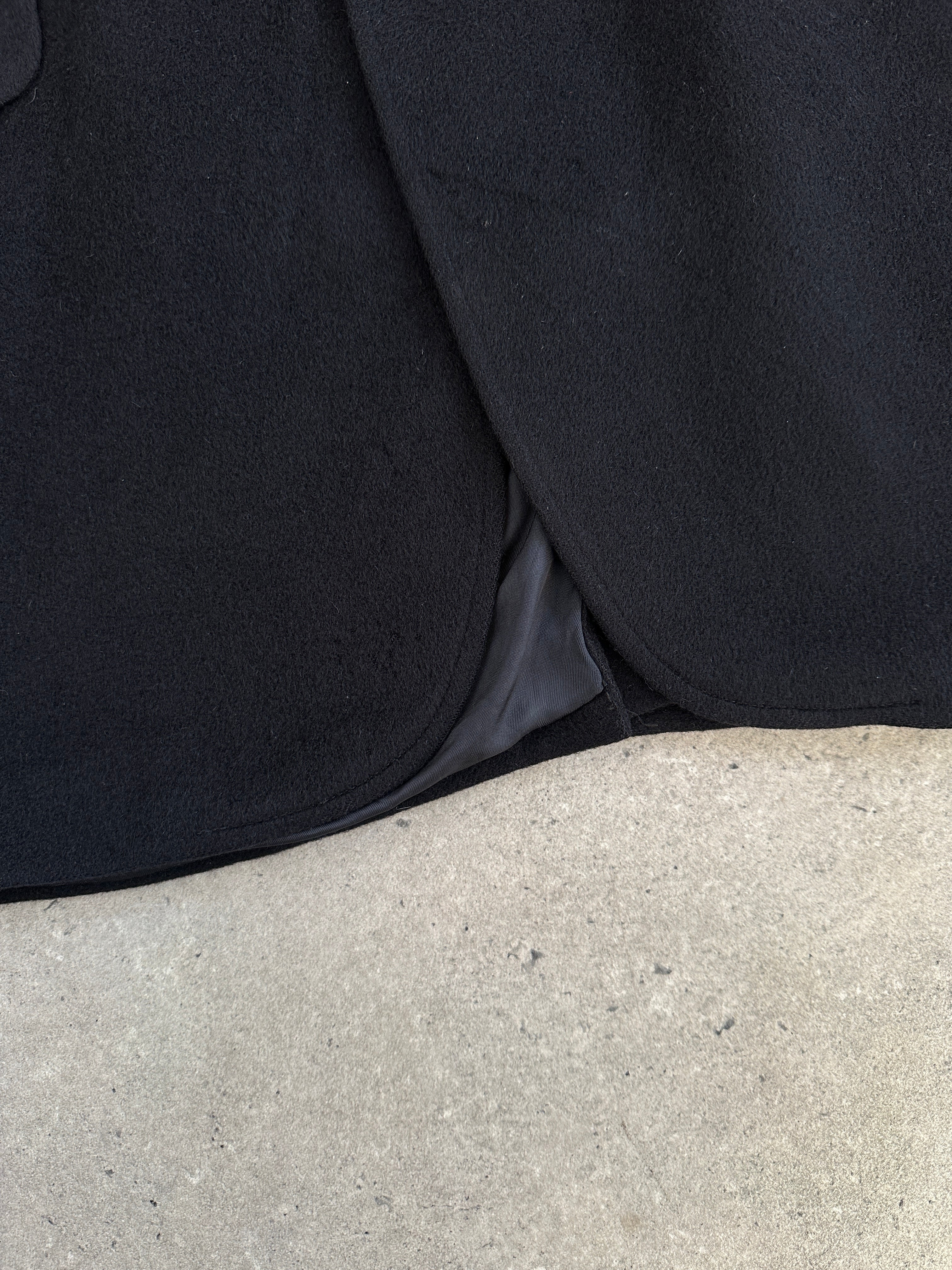 Vintage 1990s pure cashmere single-breasted blazer in size 42R/XL, classic and stylish with a tailored fit.