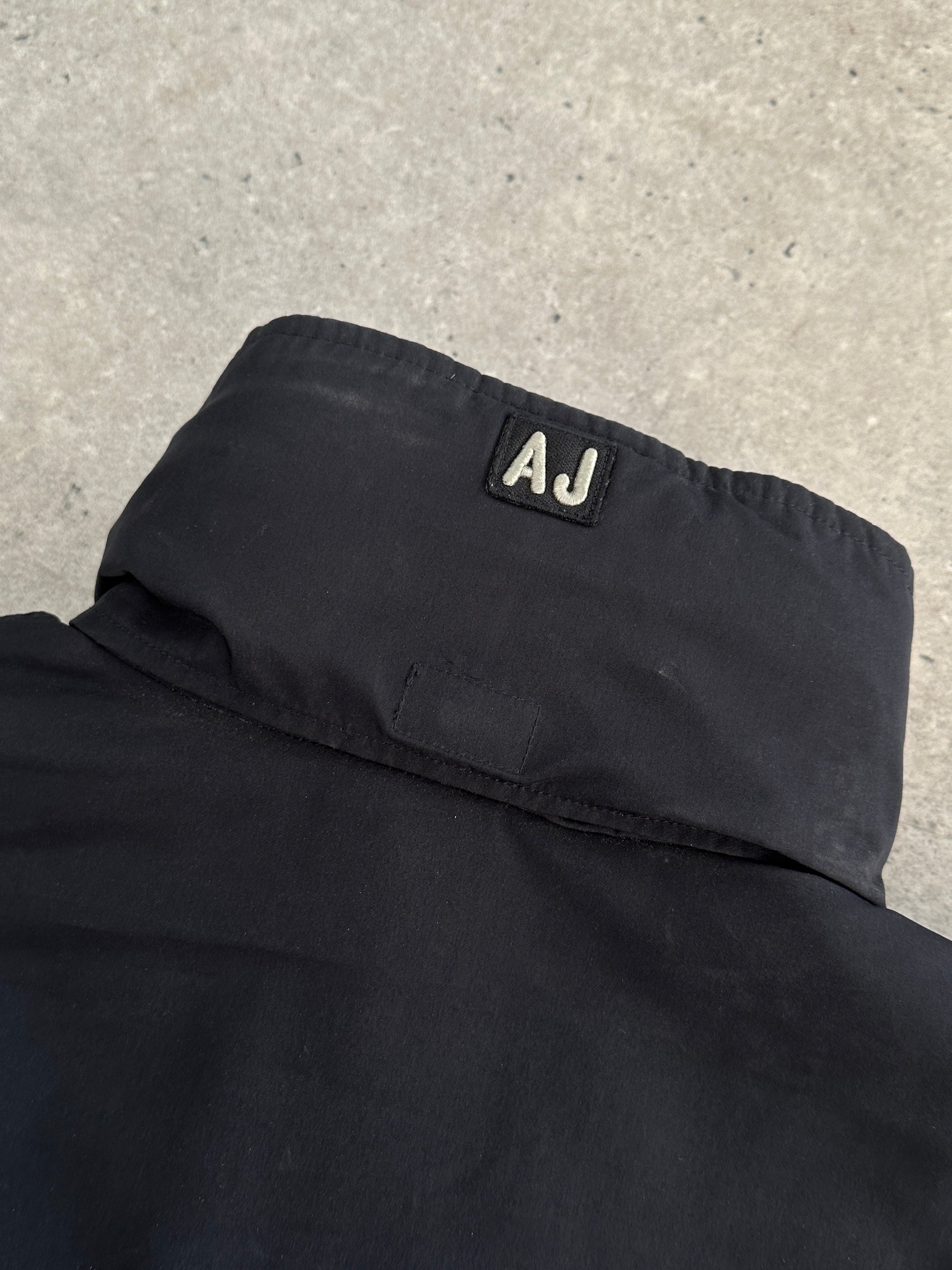 Armani Jeans padded hooded jacket in XL/XXL with quilted design and front zipper for warmth and style.