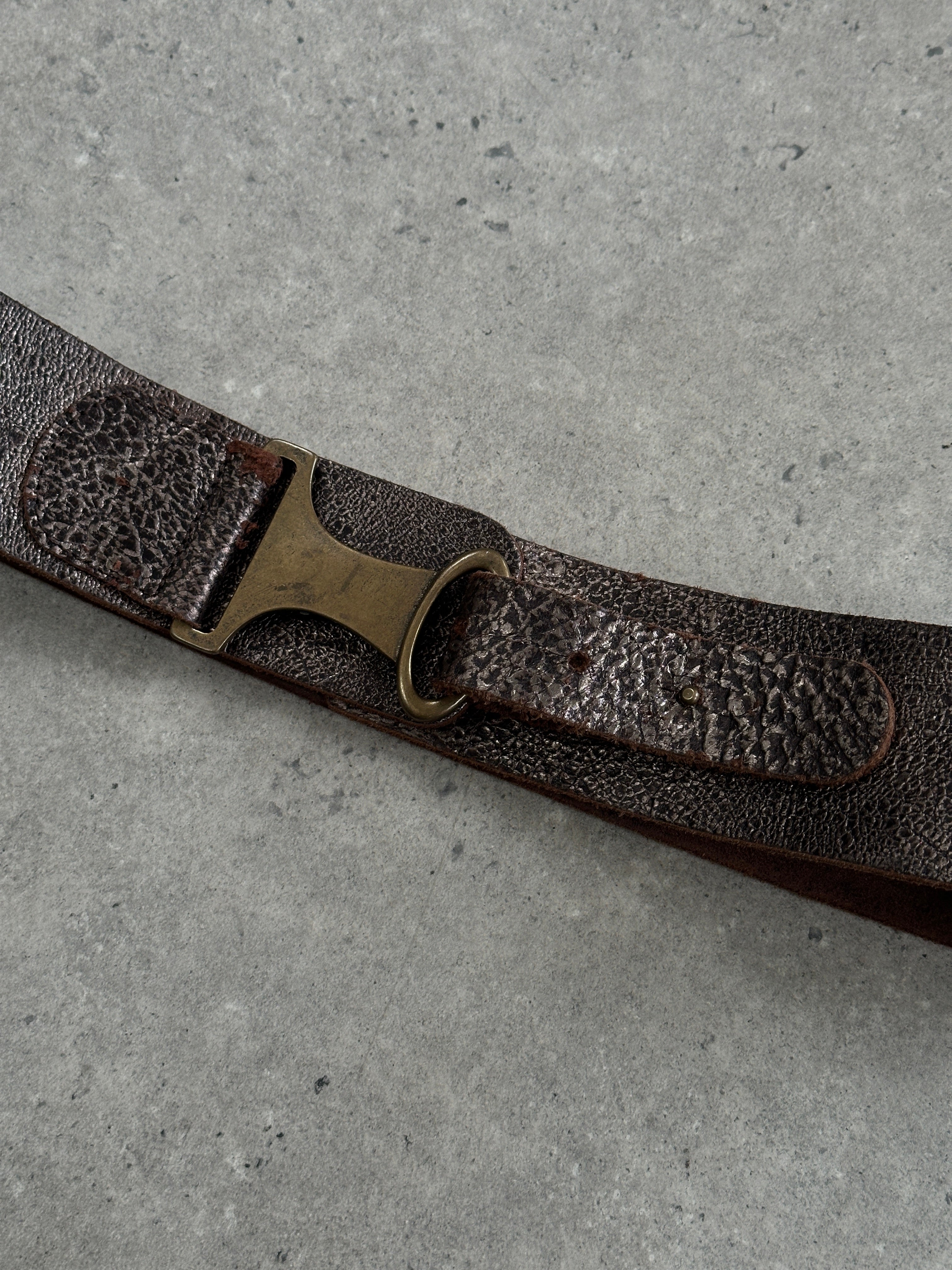 Vintage Italian 1990s distressed metallic leather belt, size W32, featuring a rugged, stylish design with aged metallic finish.