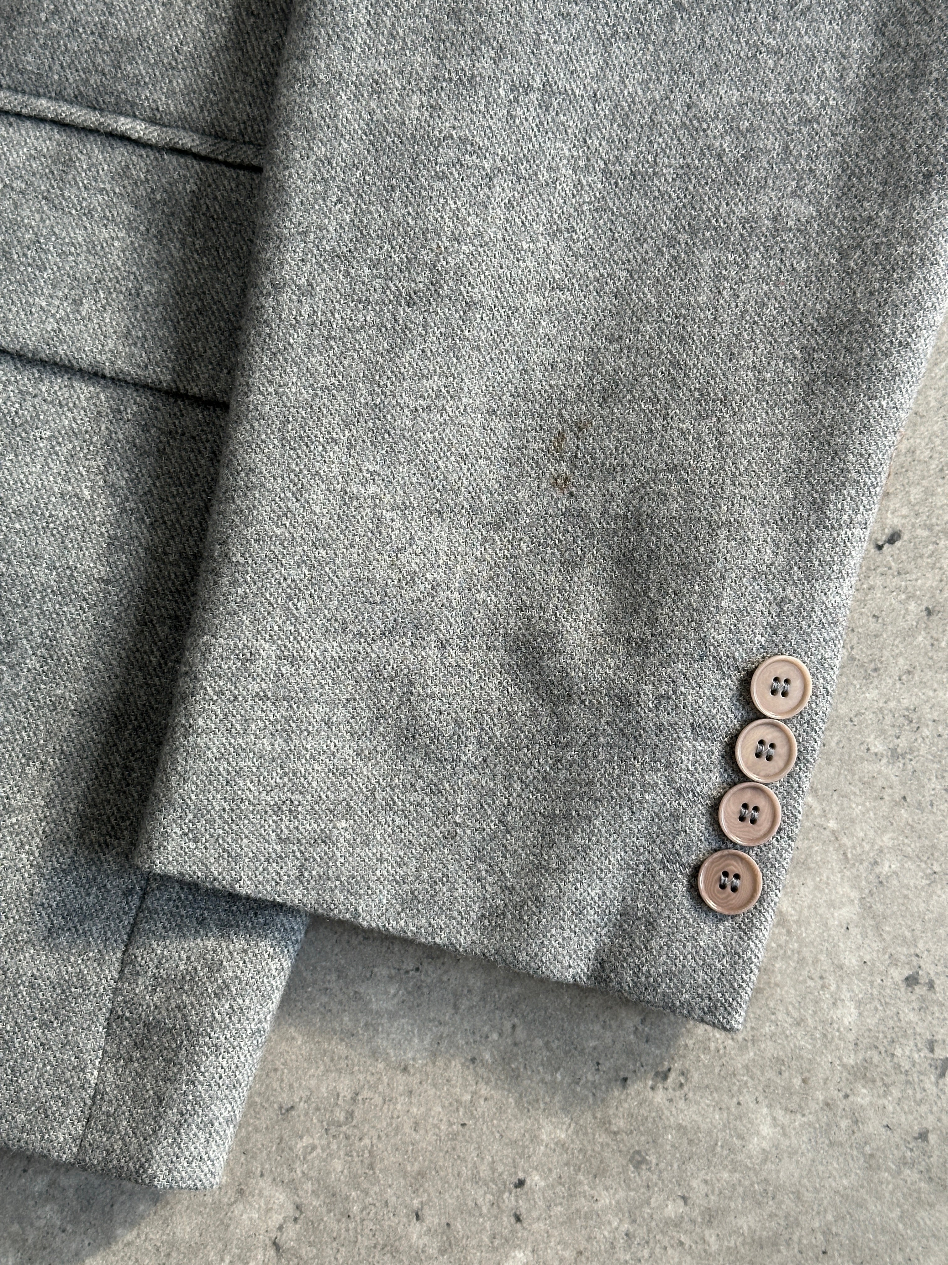 Vintage brushed wool single-breasted blazer in size M, tailored fit with classic lapels and button closure, shown on a model.