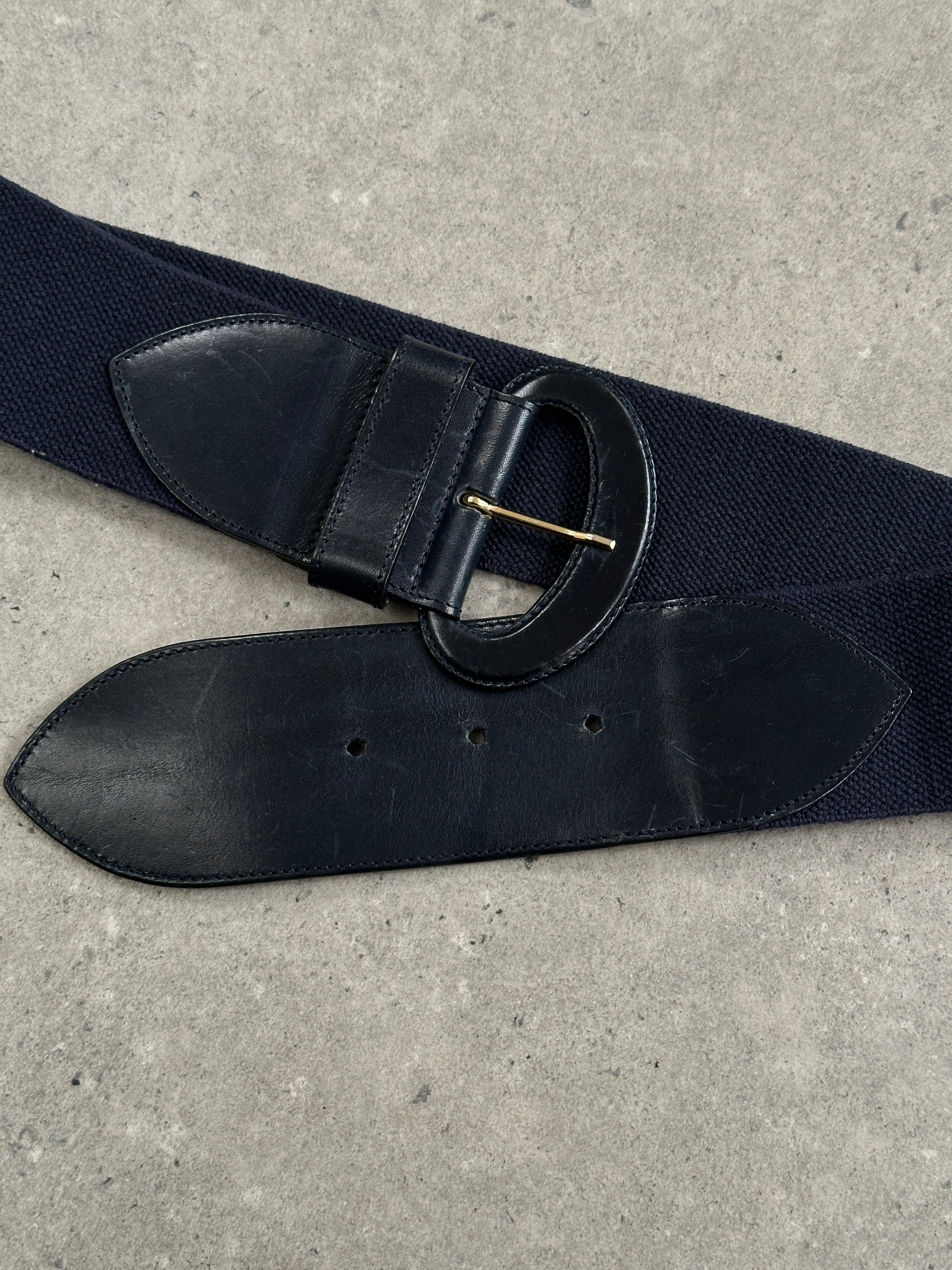 Vintage Italian 1990s leather and jute belt, W25-32, featuring a classic buckle and rustic design.