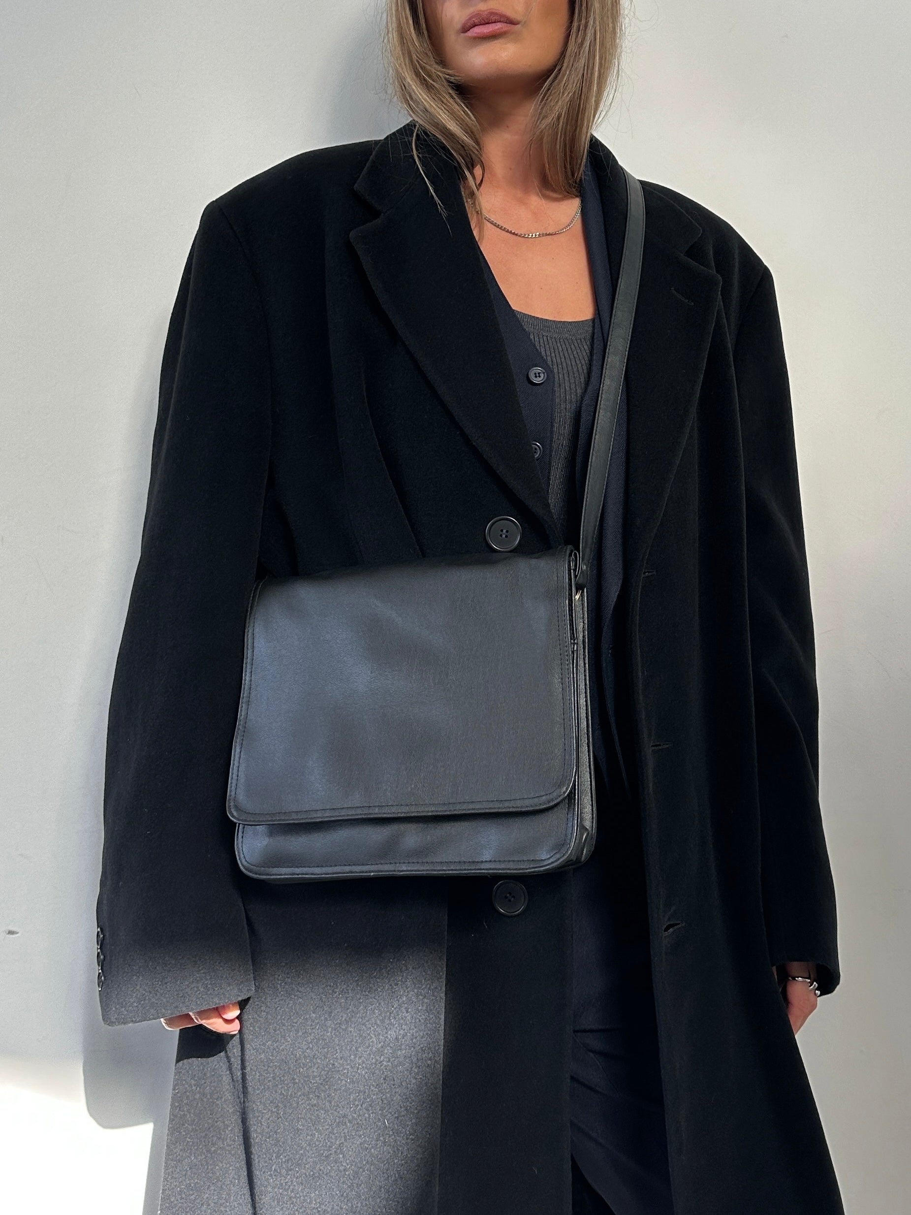 Vintage faux leather crossbody bag with adjustable strap, featuring a classic design and durable construction.